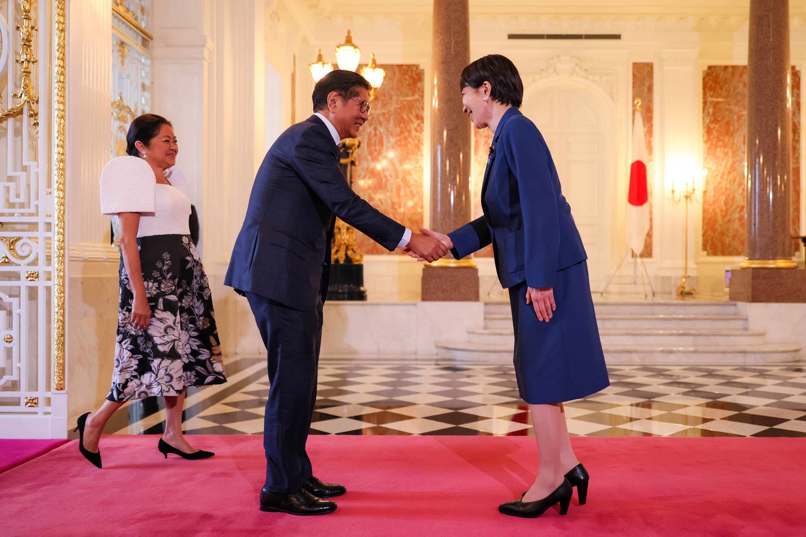 マルコス大統領夫妻を出迎える高市総理２