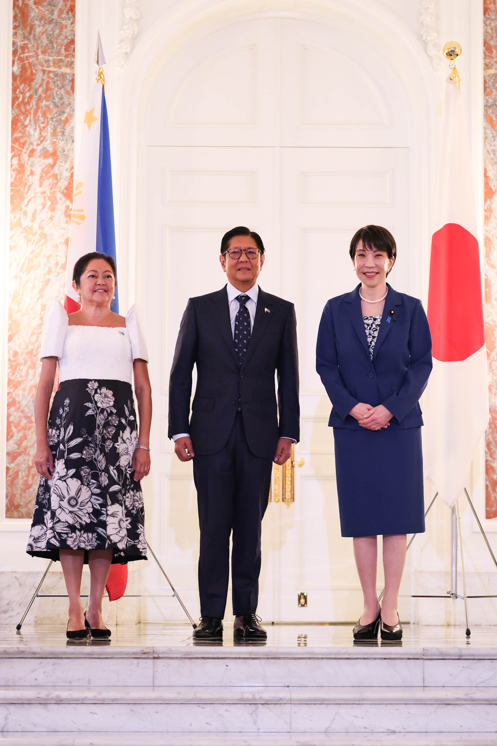マルコス大統領夫妻を出迎える高市総理３