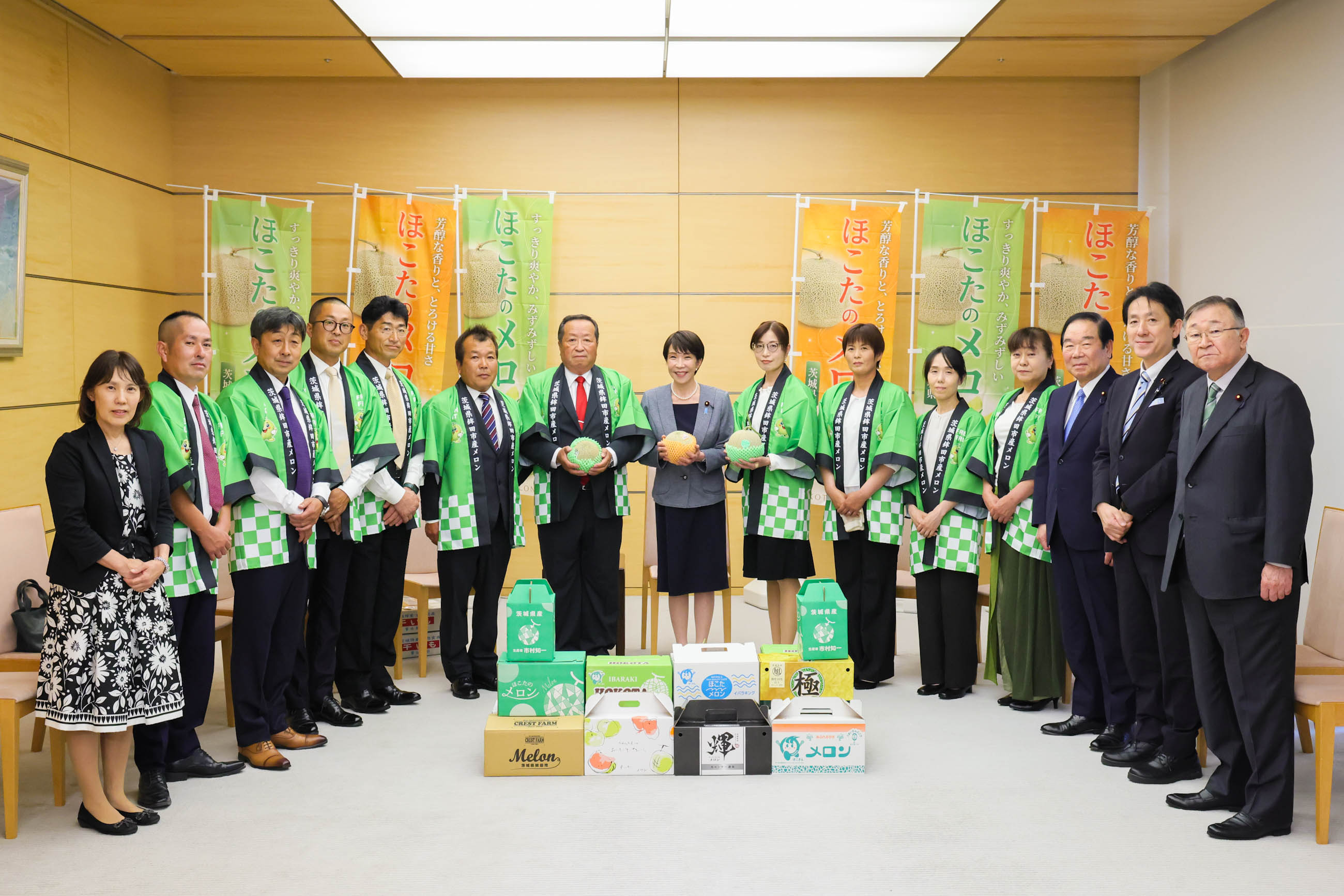 贈呈を受ける高市総理１