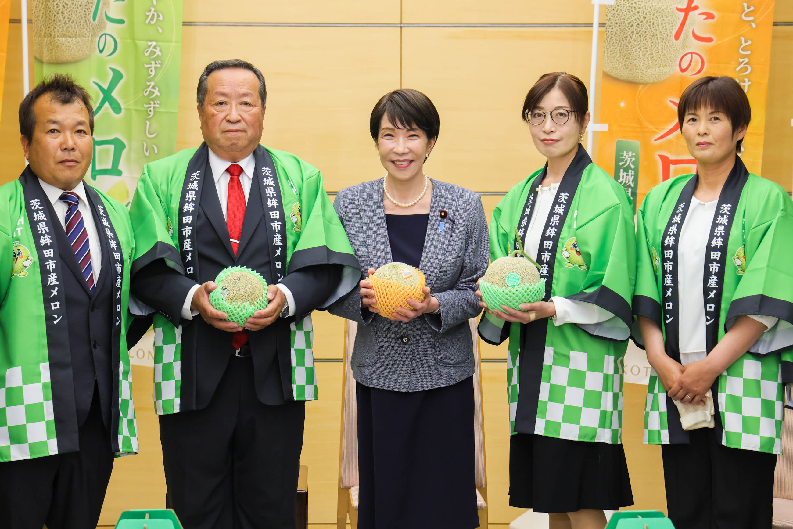 贈呈を受ける高市総理２