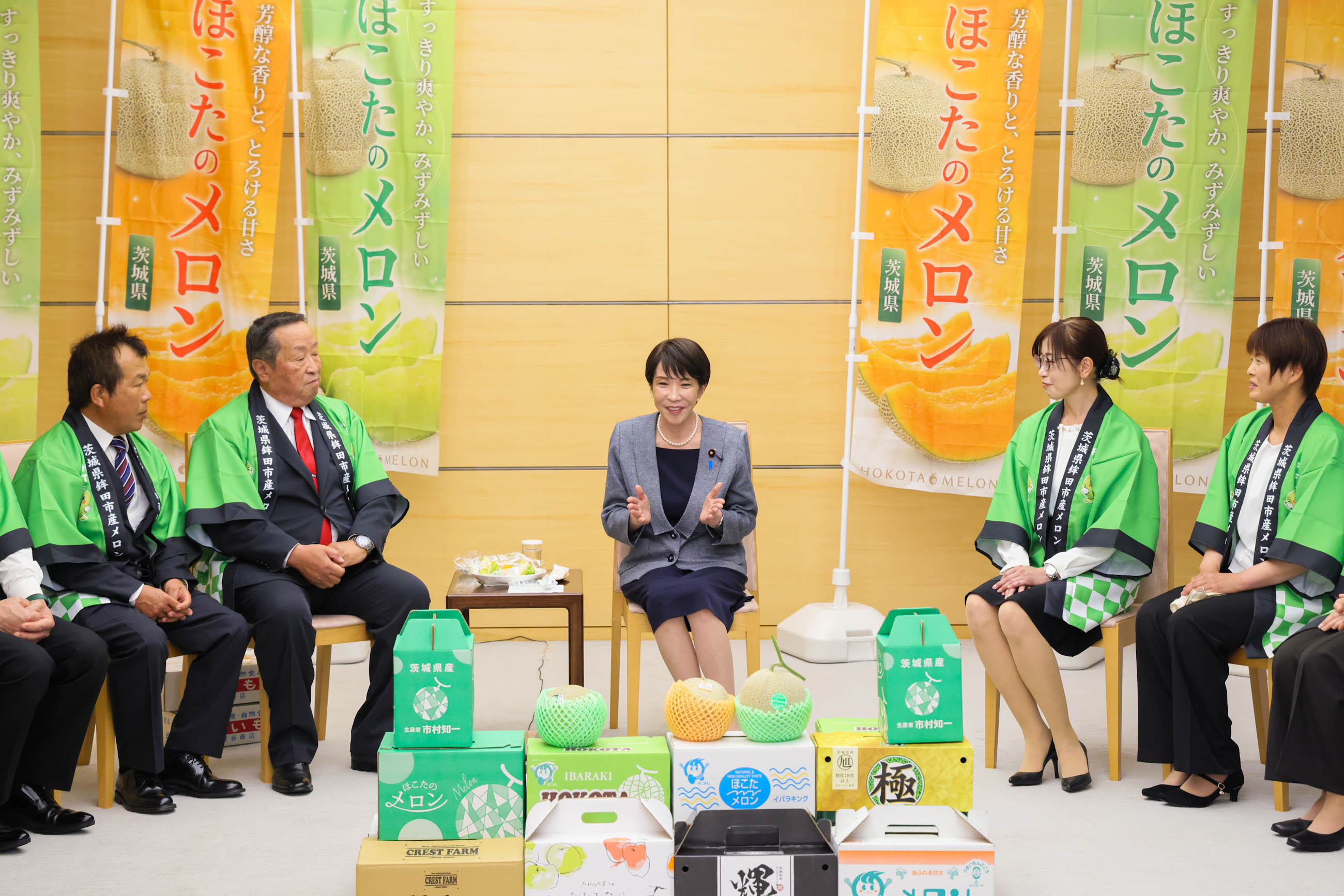 贈呈を受ける高市総理３
