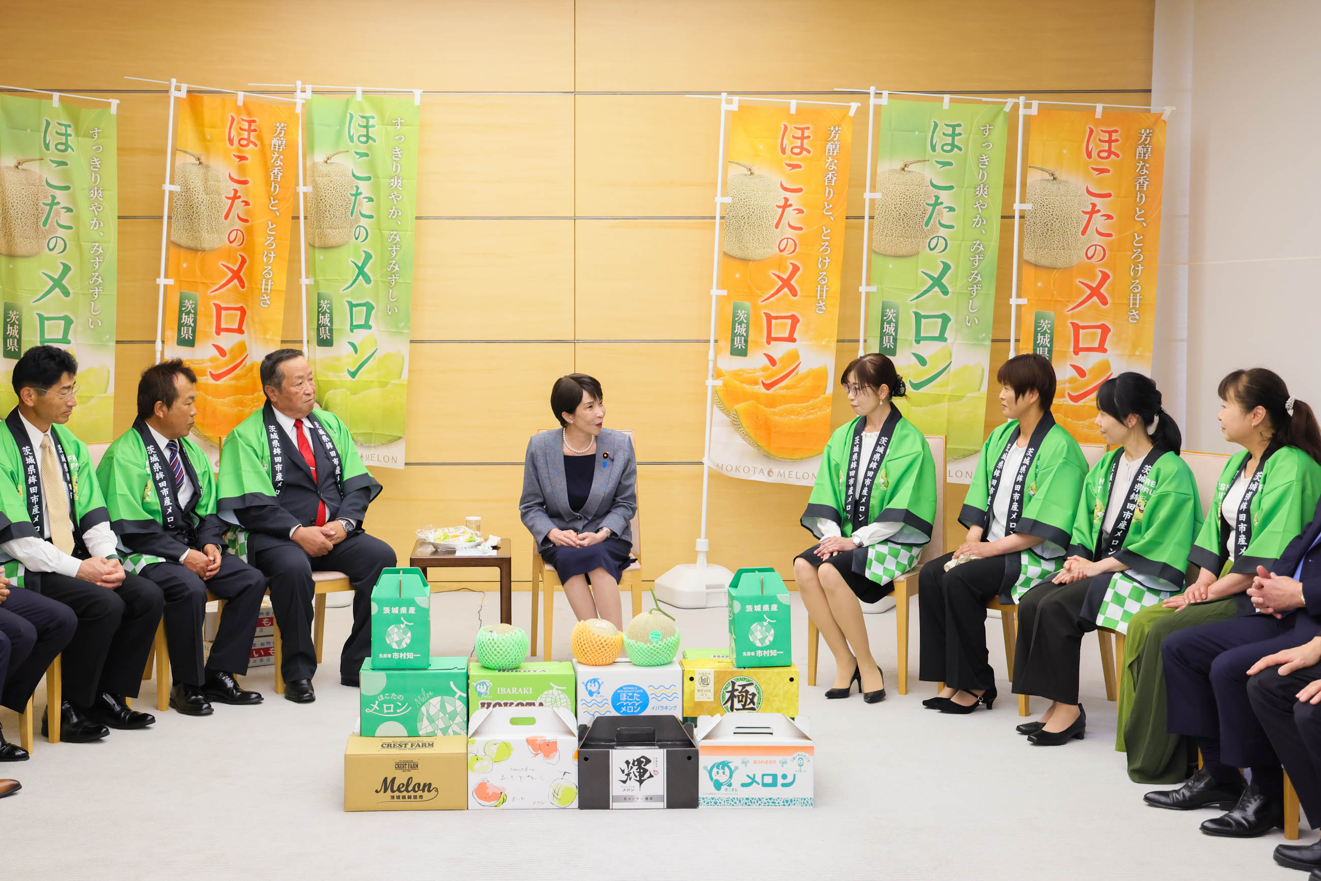 贈呈を受ける高市総理４