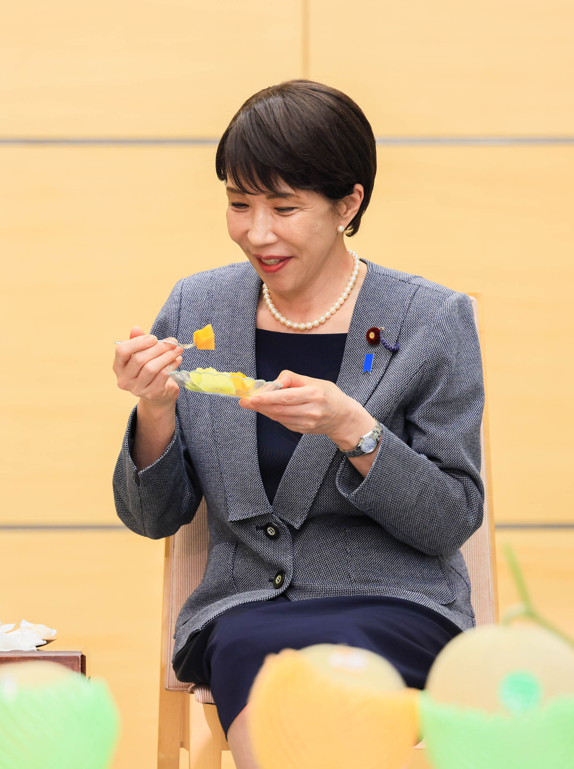 贈呈を受ける高市総理６