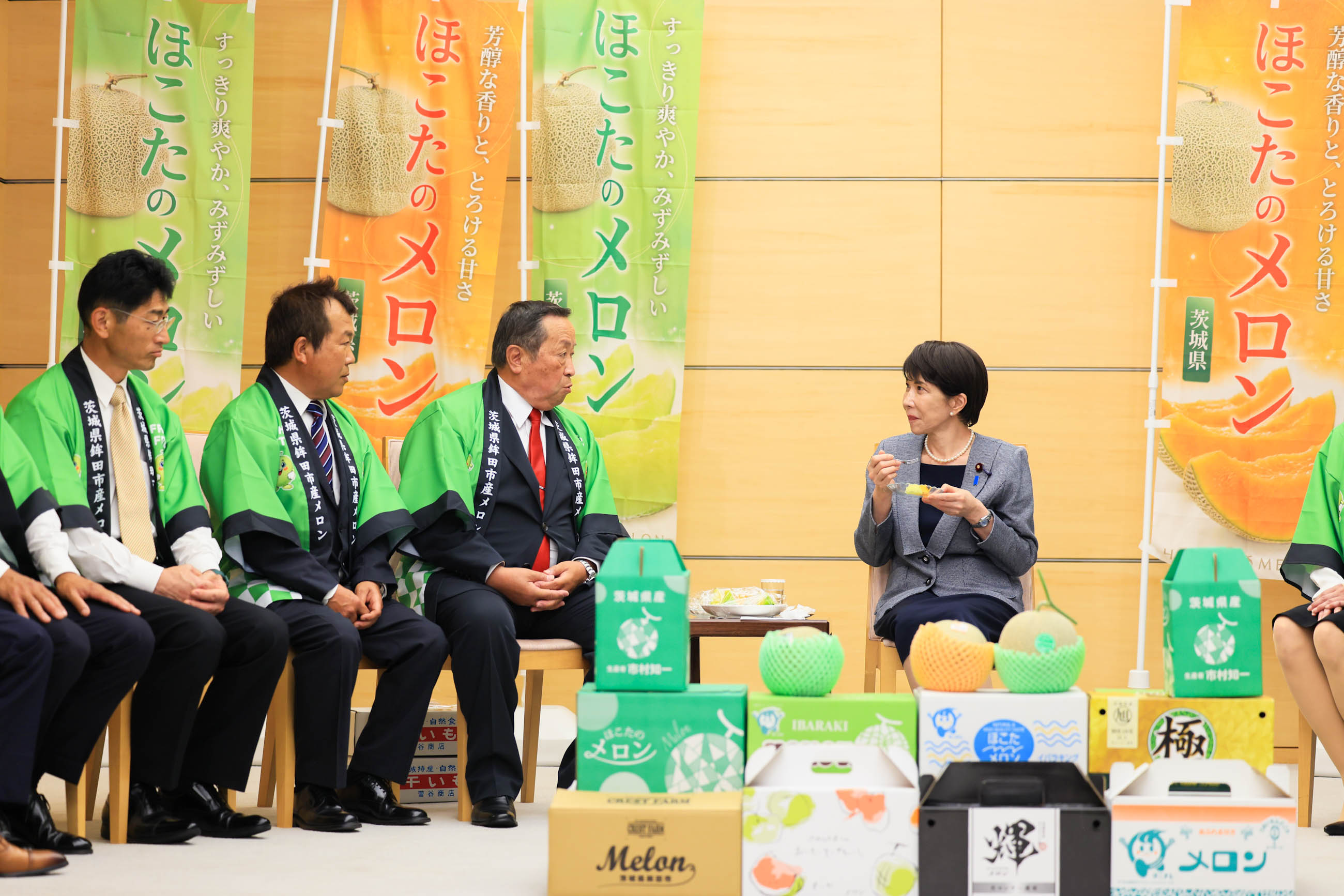 贈呈を受ける高市総理７