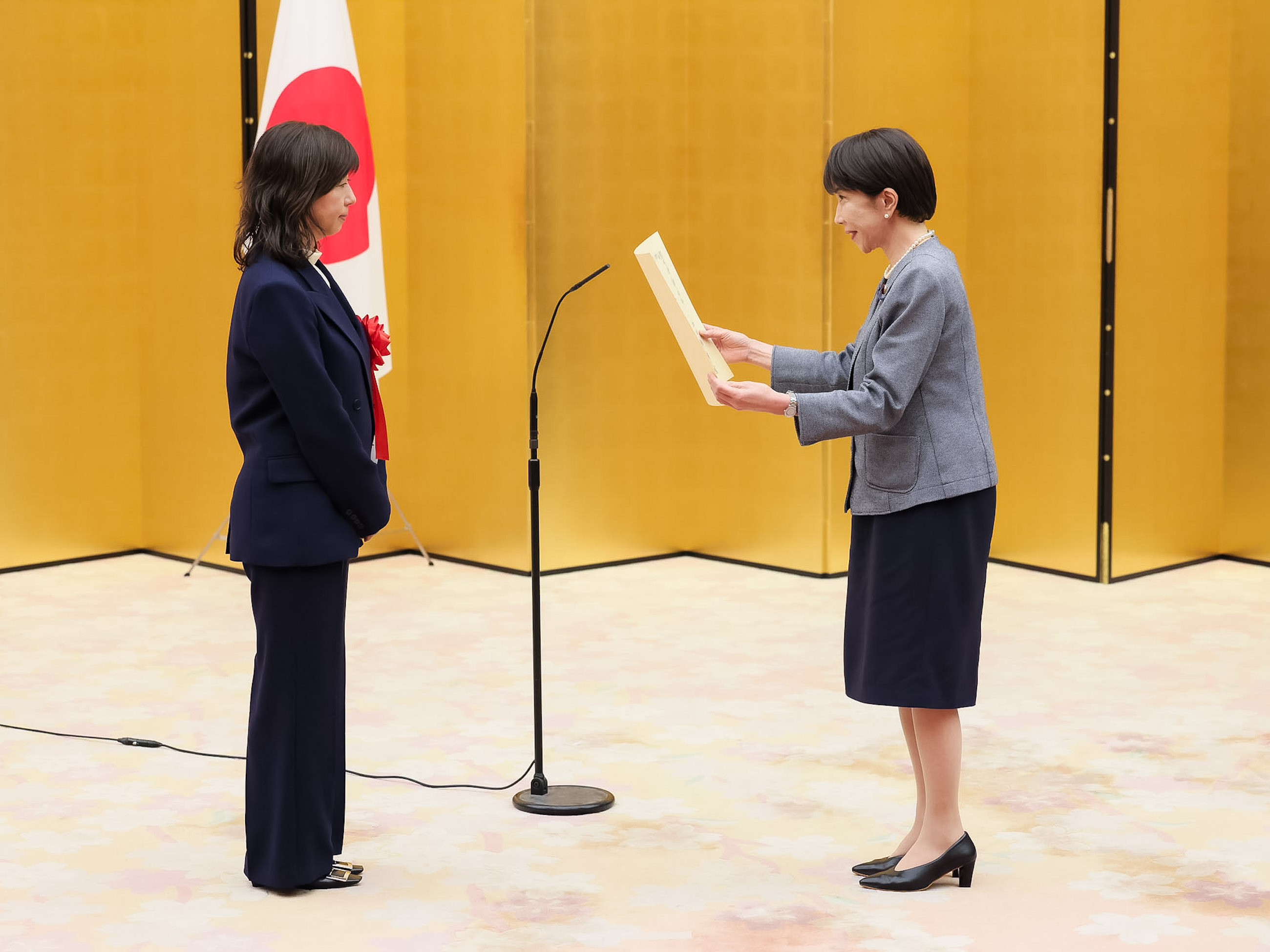表彰状を授与する高市総理１
