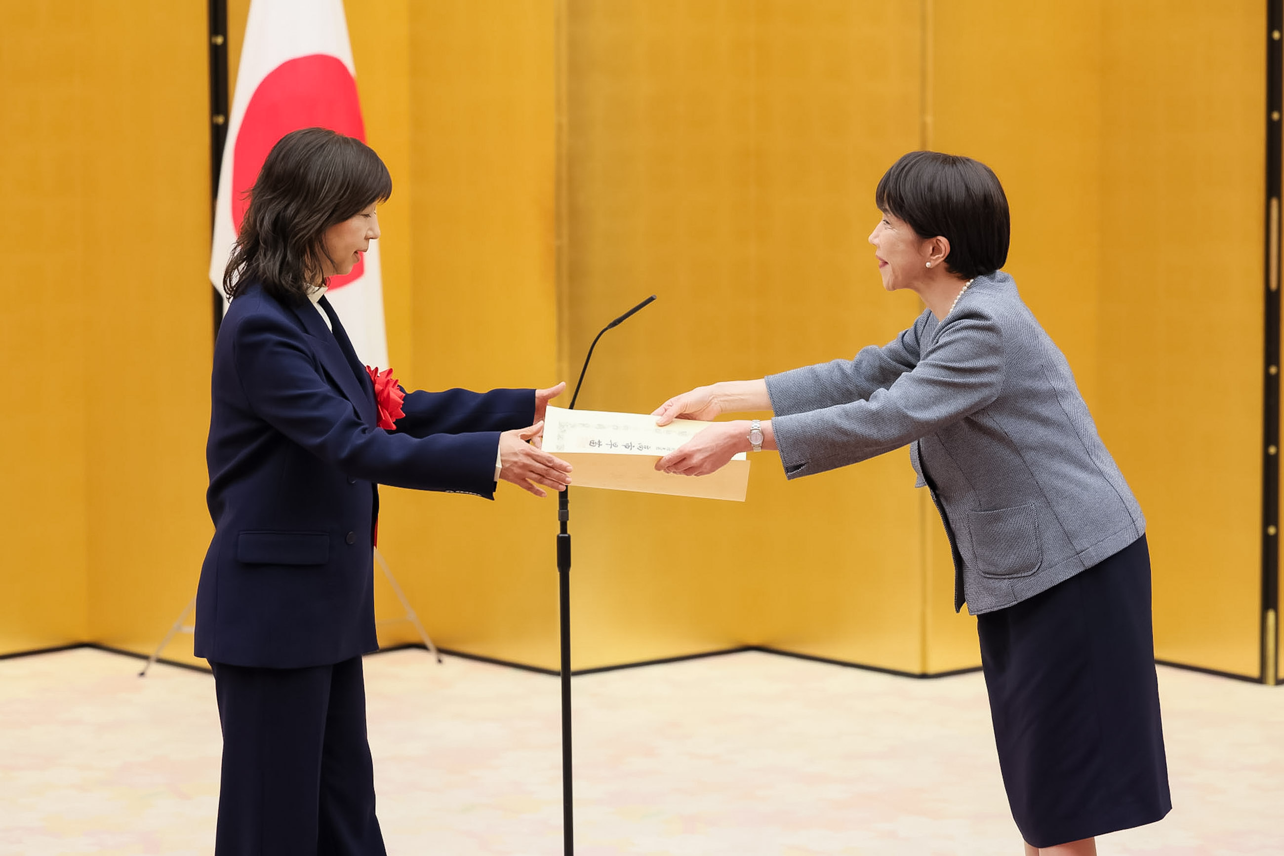 表彰状を授与する高市総理２