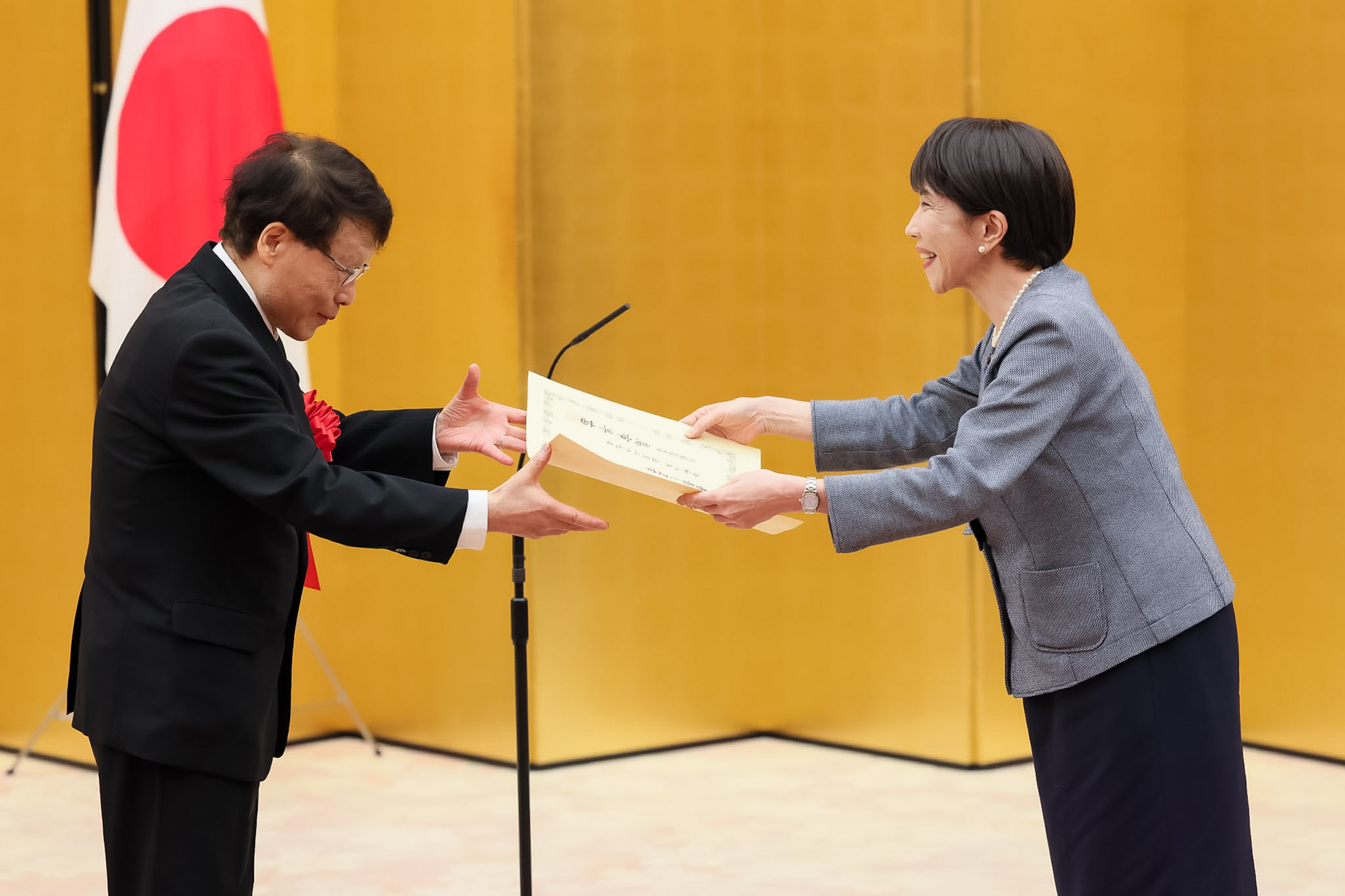 表彰状を授与する高市総理３