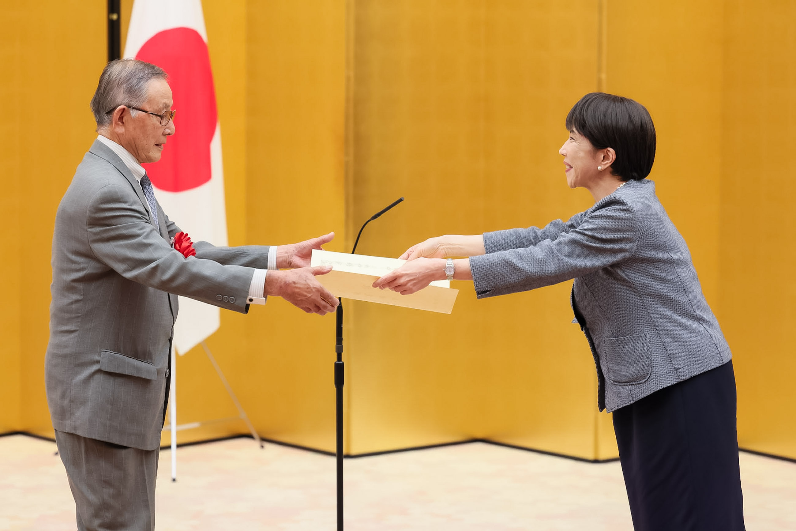 表彰状を授与する高市総理４