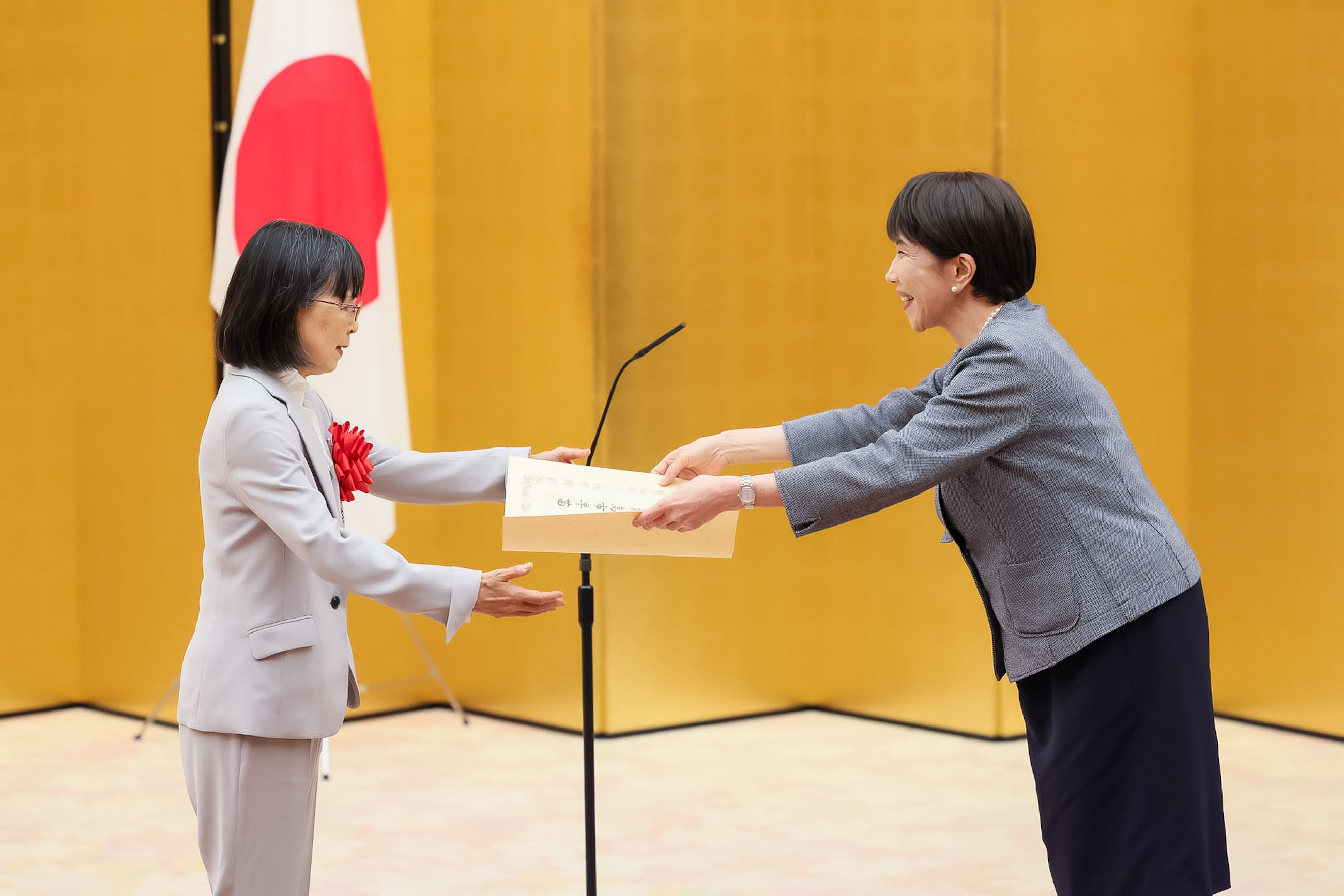 表彰状を授与する高市総理５