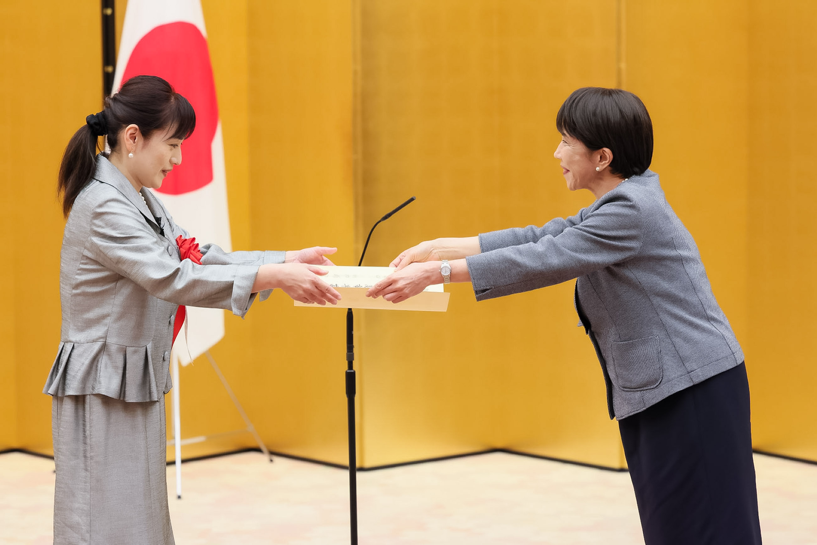 表彰状を授与する高市総理６