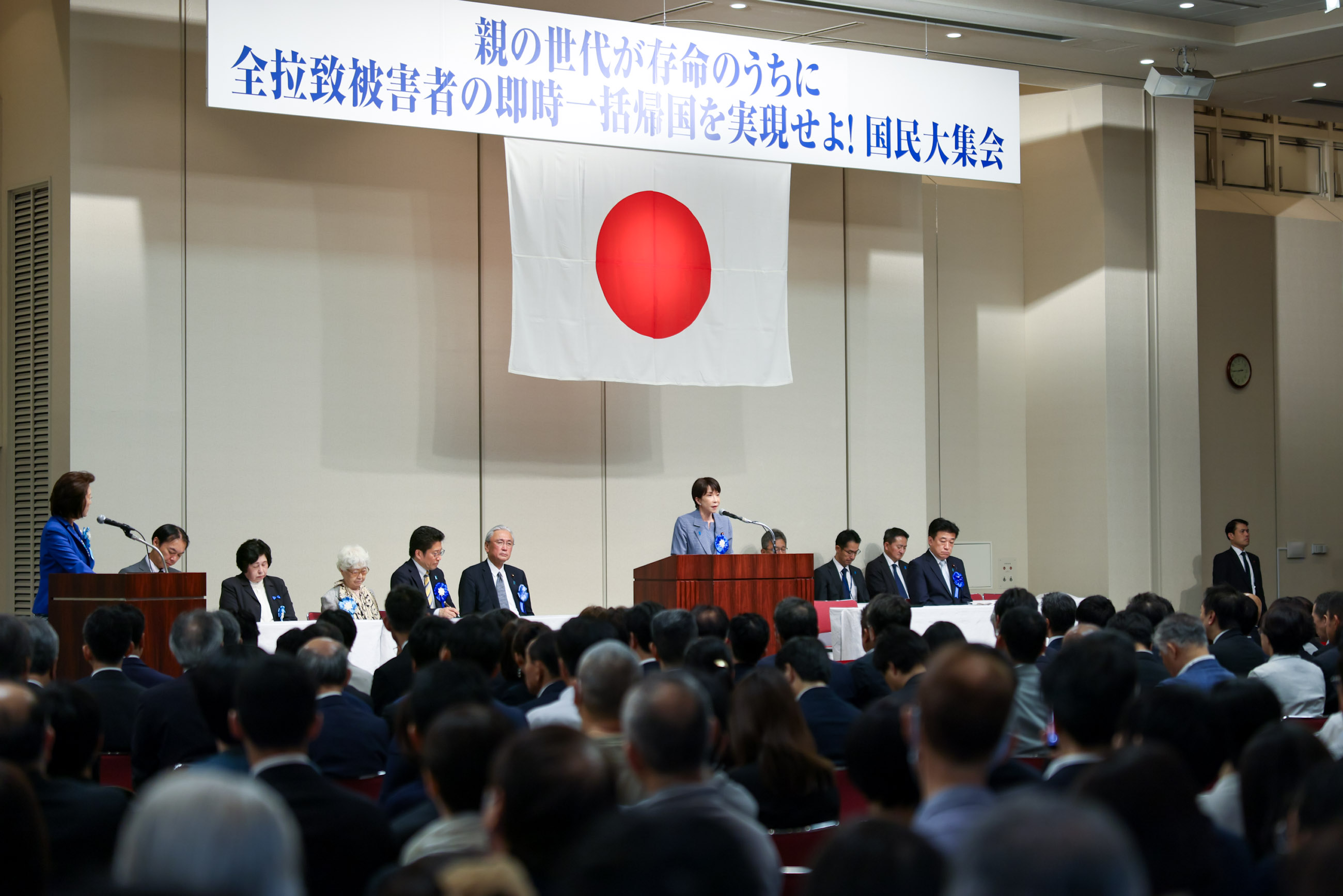 挨拶する高市総理１