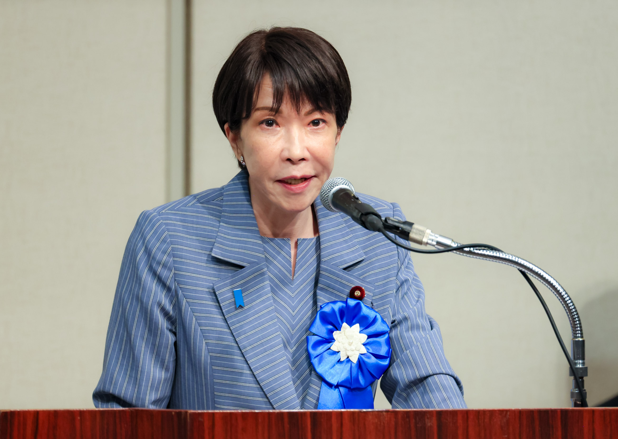 挨拶する高市総理３