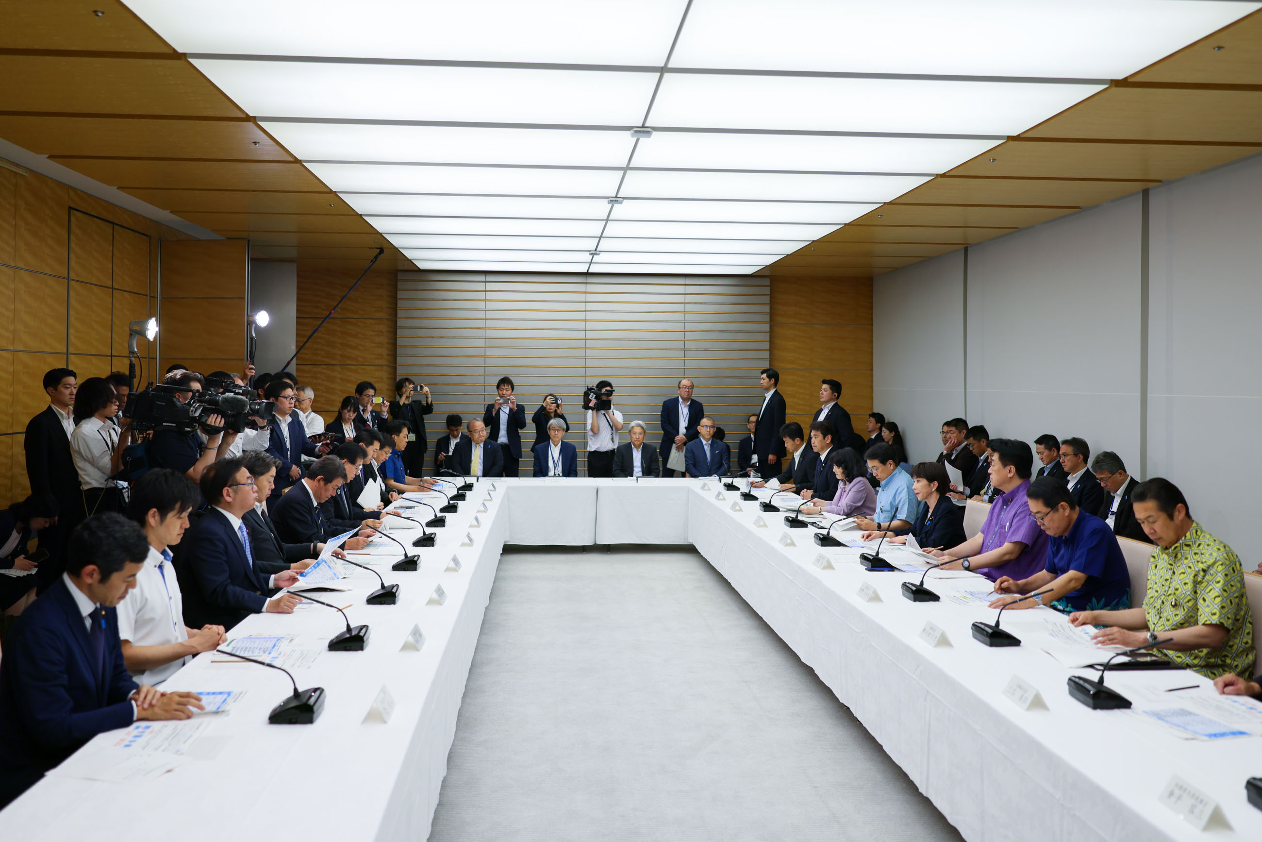 会議のまとめを行う高市総理３