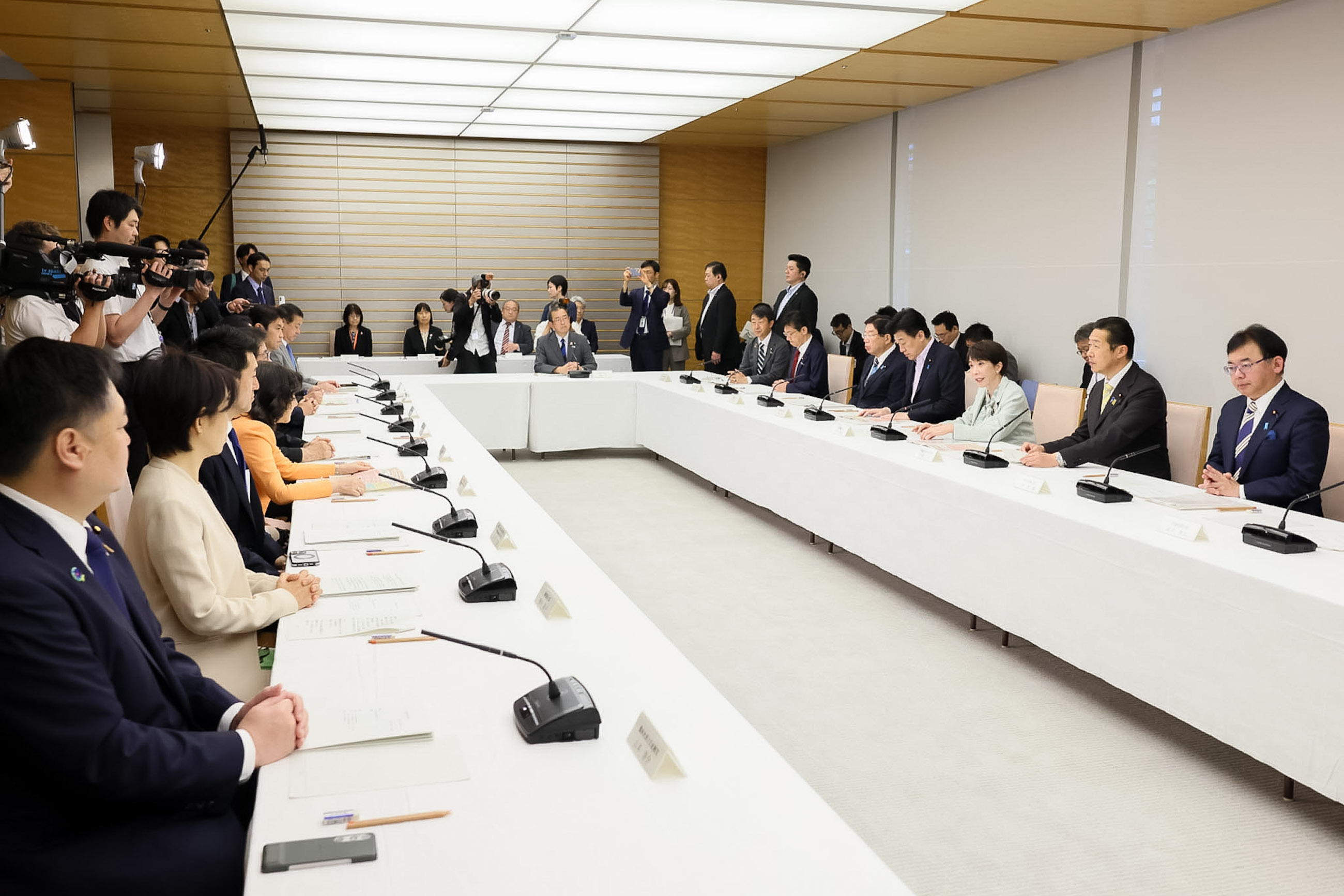 会議のまとめを行う高市総理３