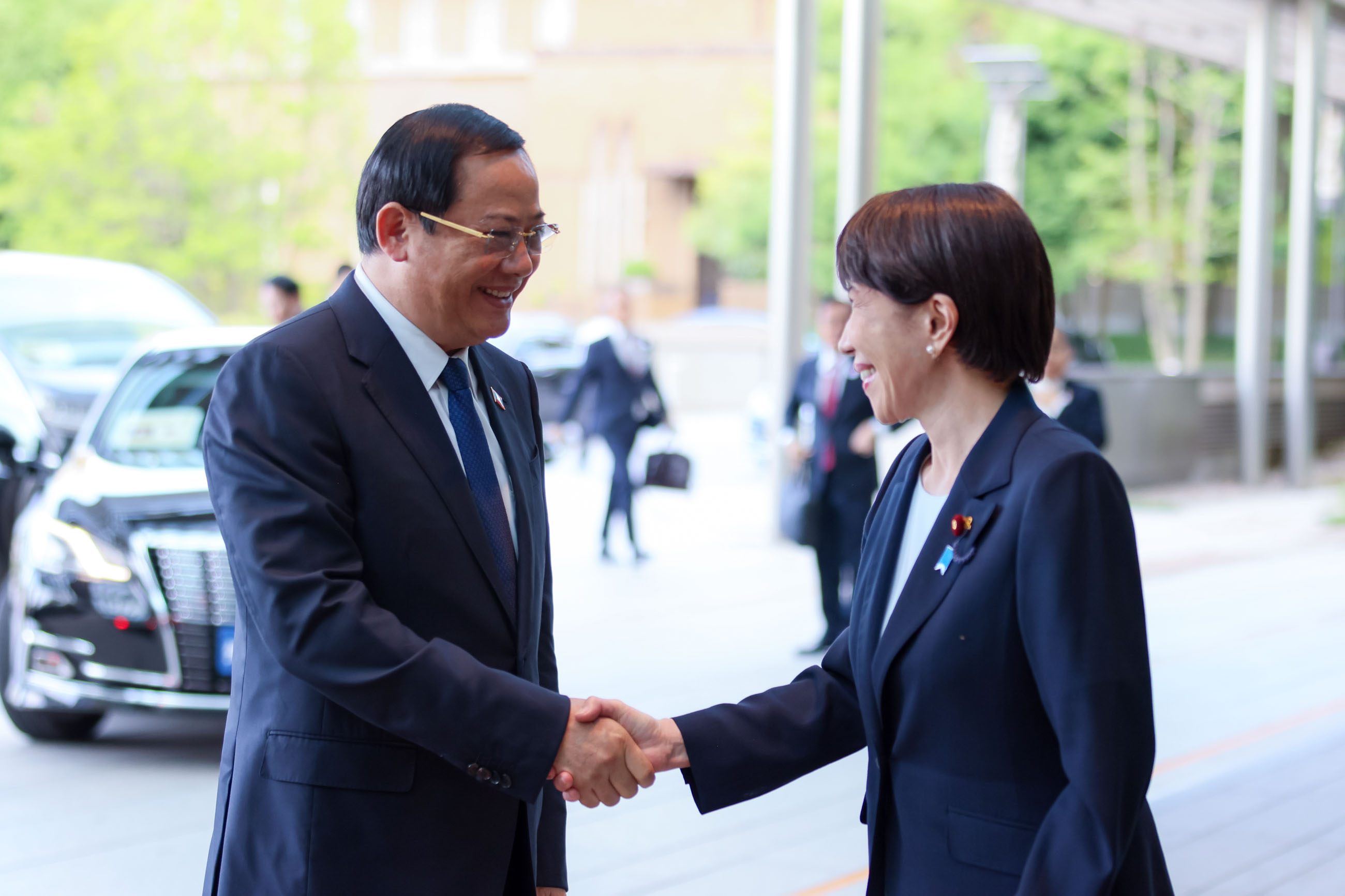 ソーンサイ・シーパンドン首相を出迎える高市総理