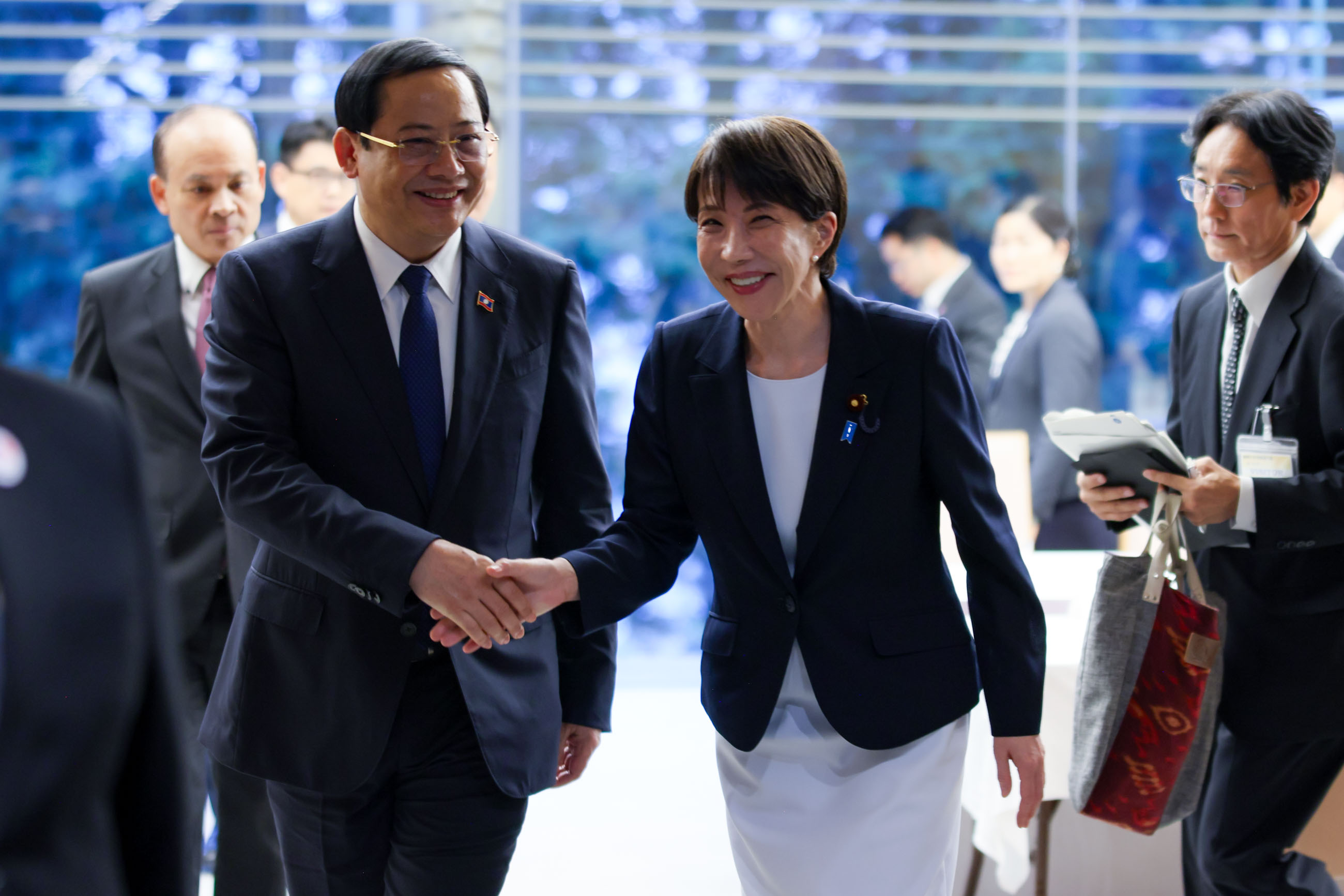 ソーンサイ・シーパンドン首相を見送る高市総理１
