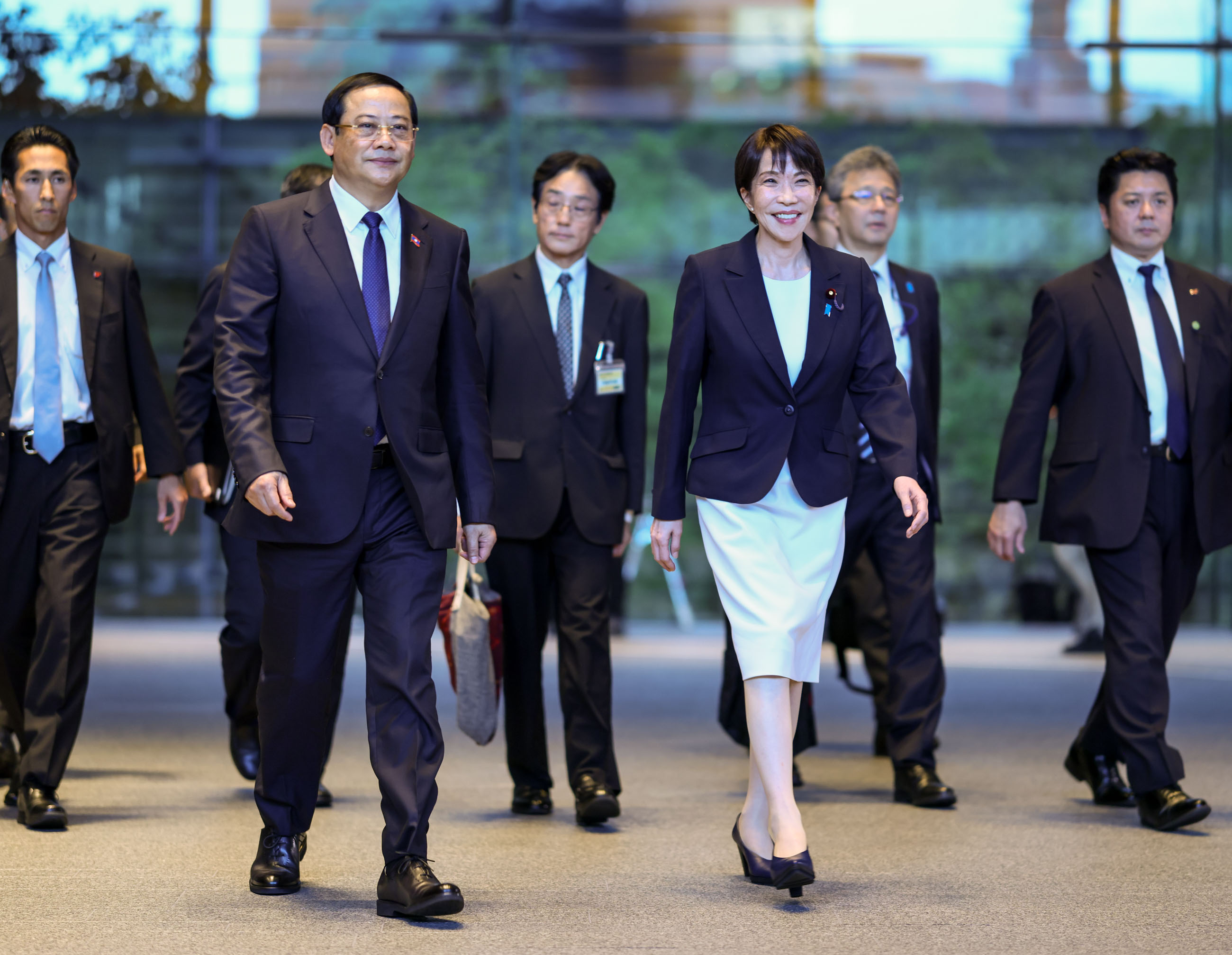 ソーンサイ・シーパンドン首相を見送る高市総理２