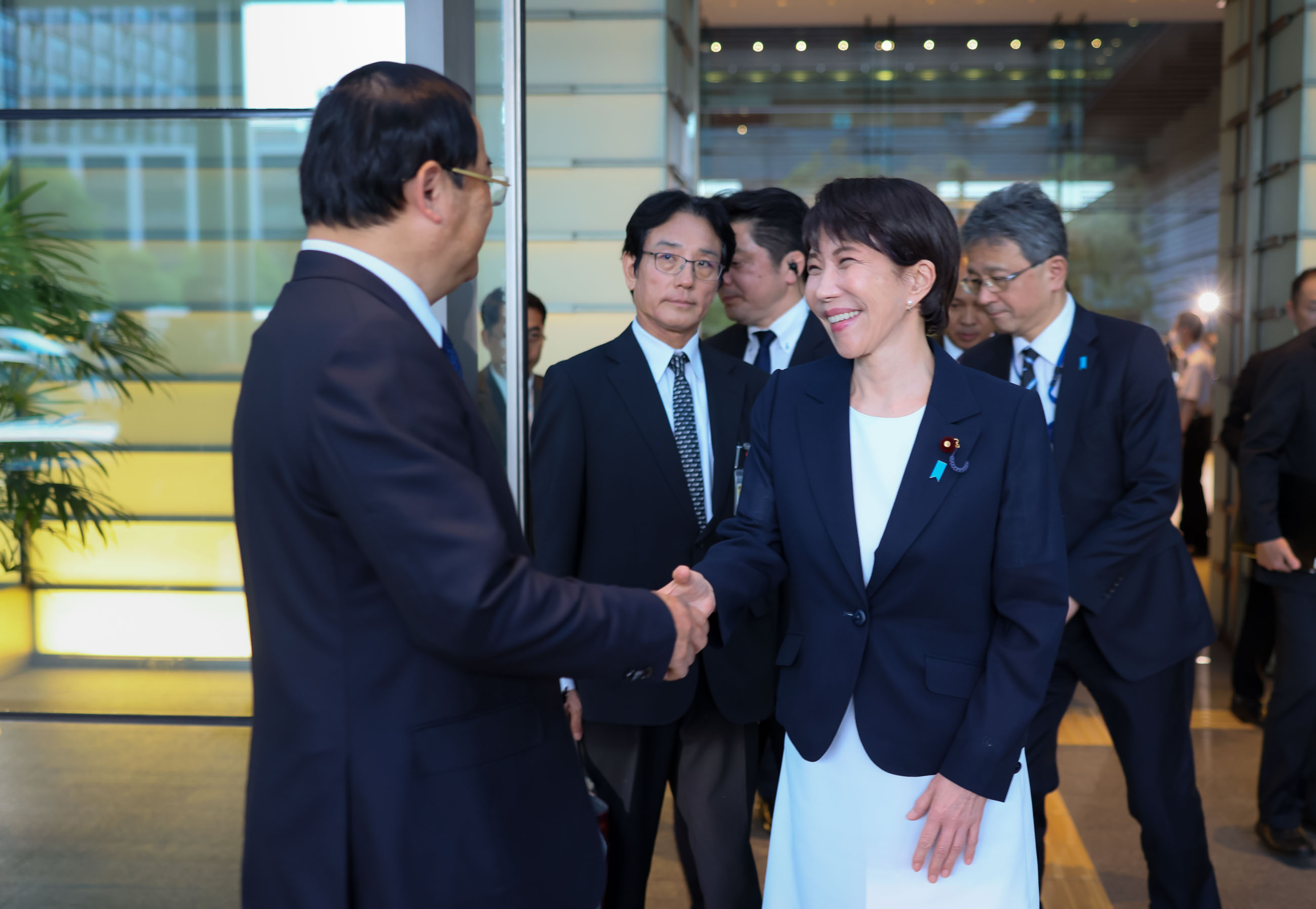ソーンサイ・シーパンドン首相を見送る高市総理３