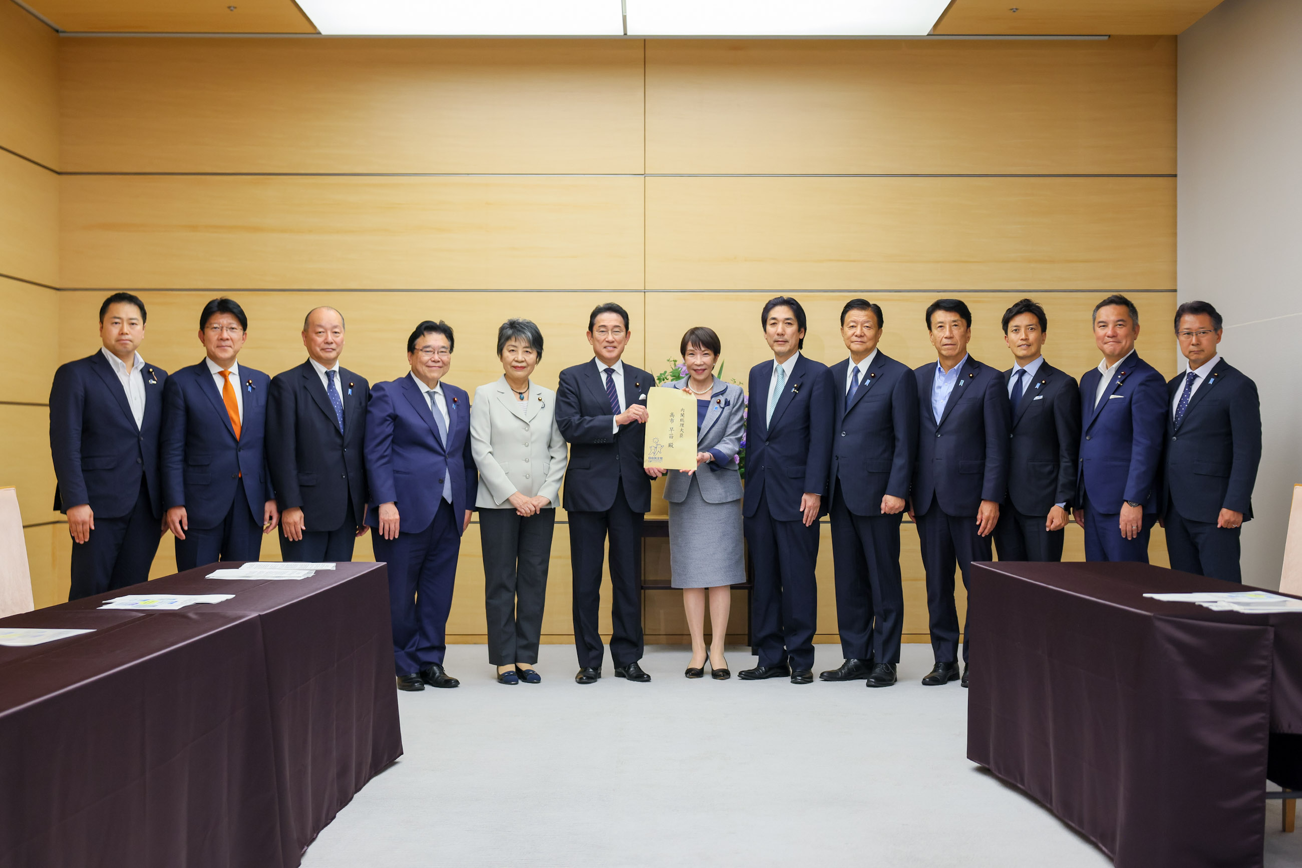 提言を受け取る高市総理１