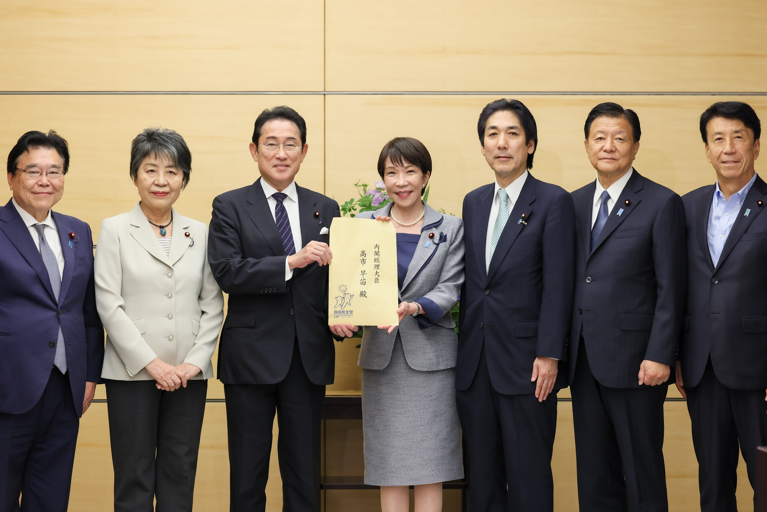 提言を受け取る高市総理２