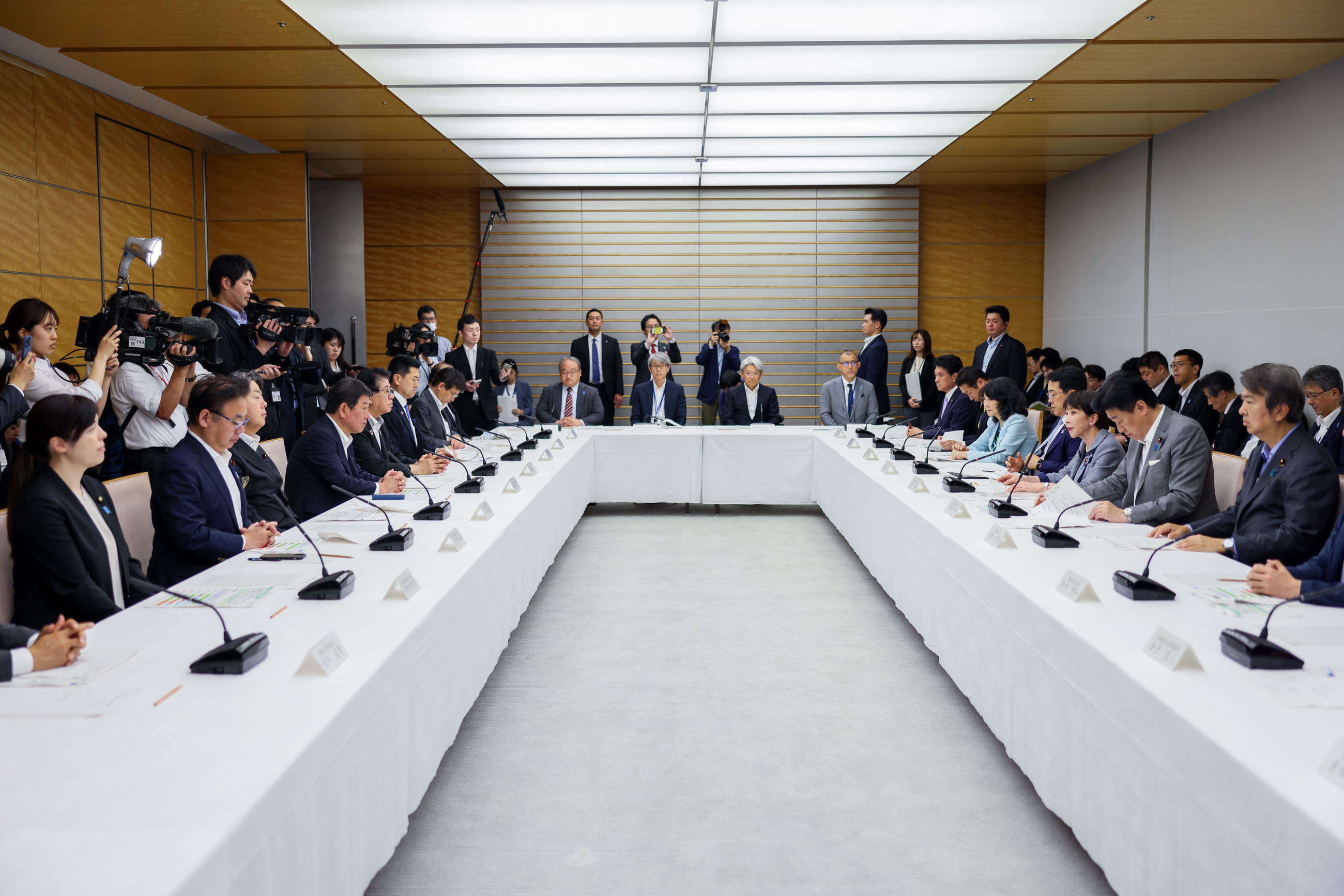会議のまとめを行う高市総理３