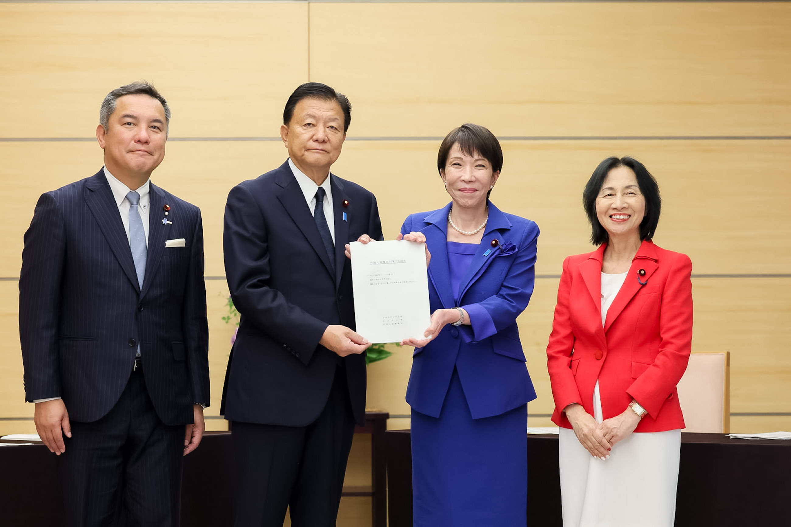 提言を受け取る高市総理１