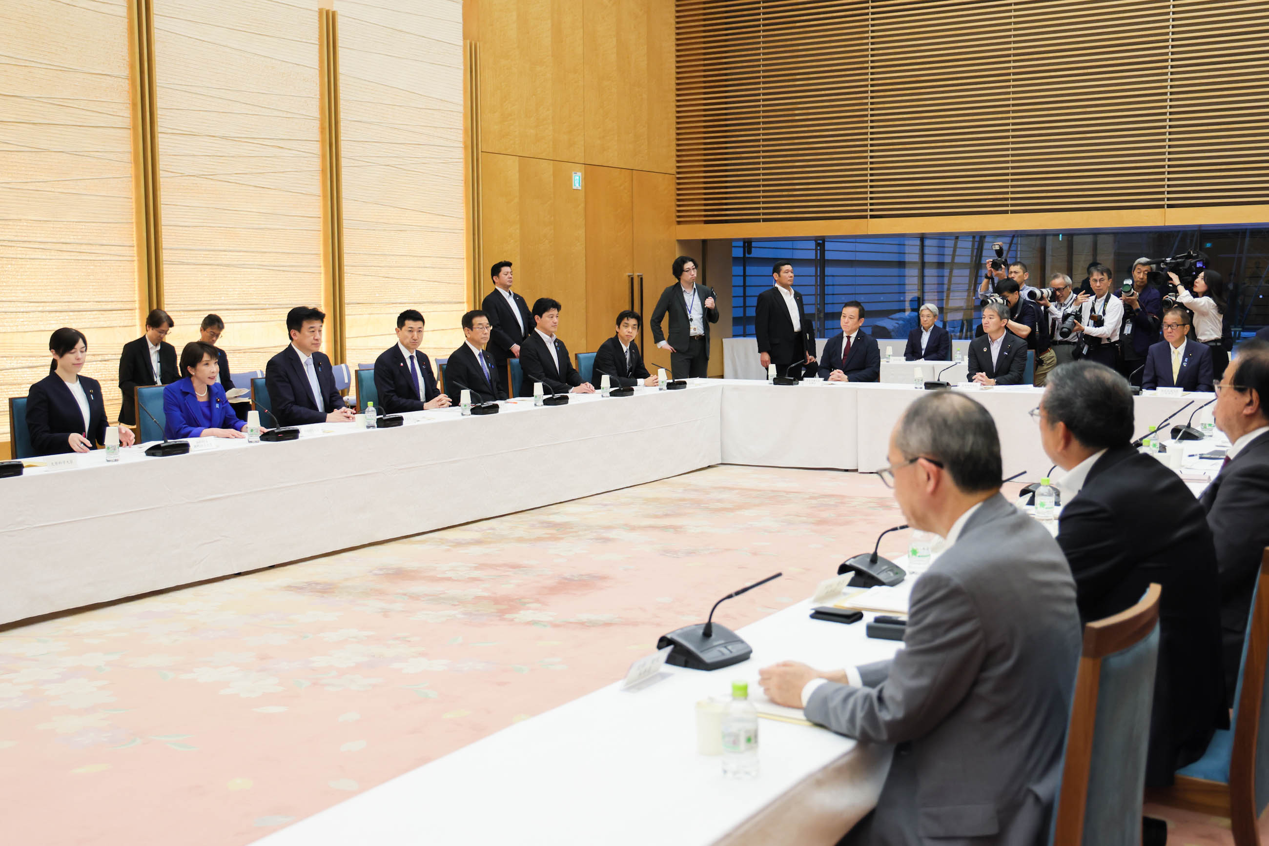 会議のまとめを行う高市総理６