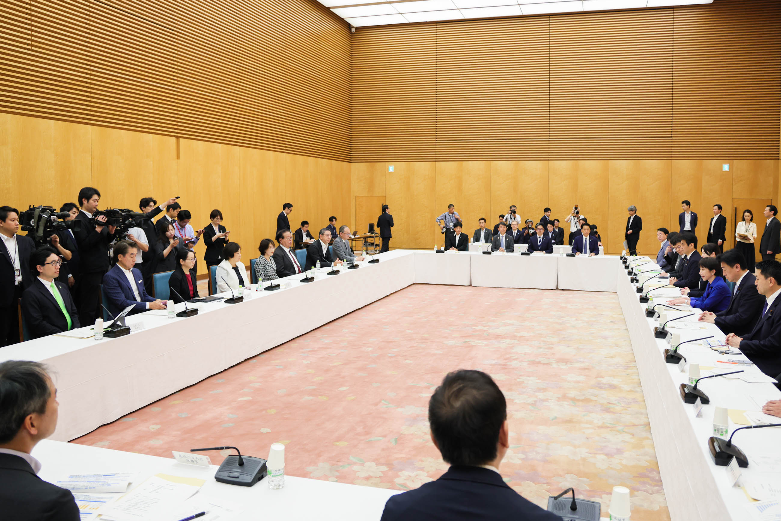 会議のまとめを行う高市総理７