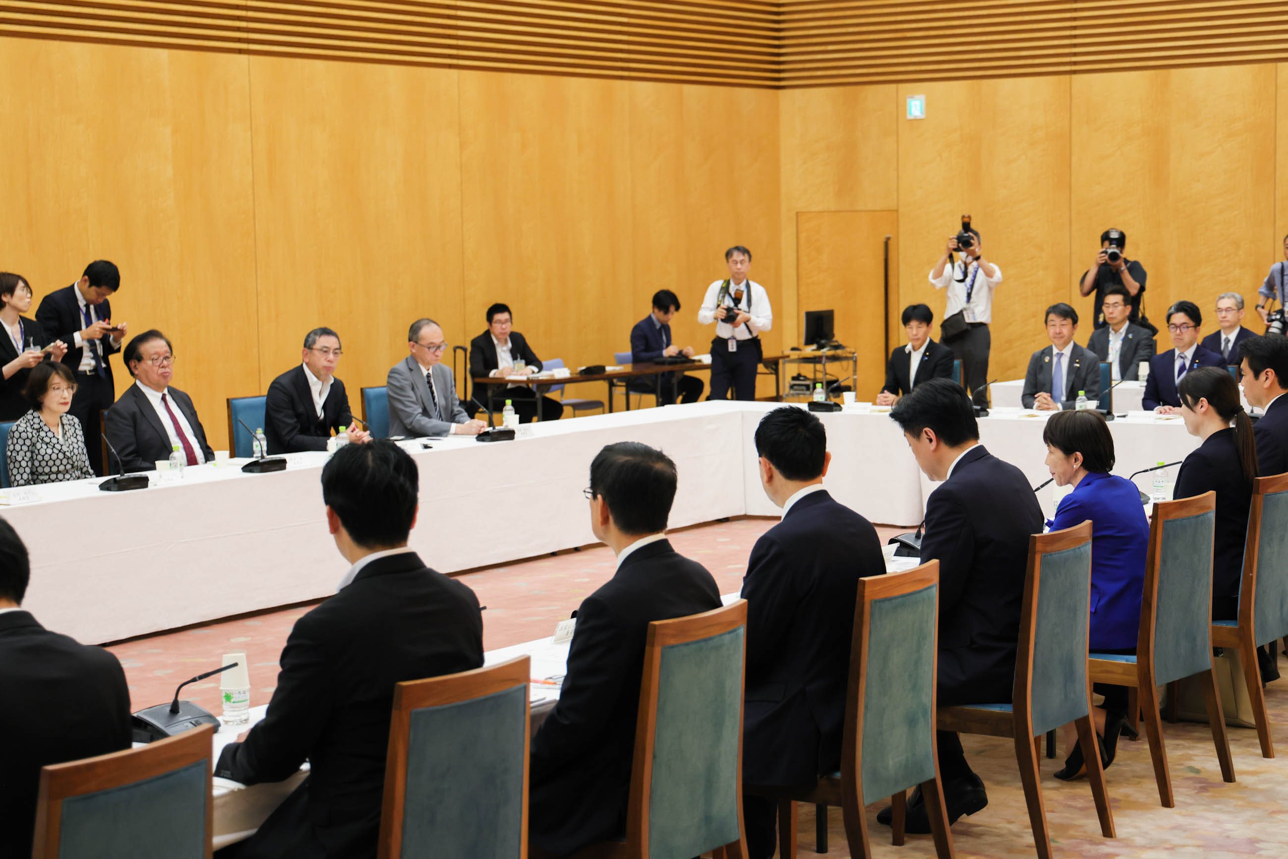 会議のまとめを行う高市総理８