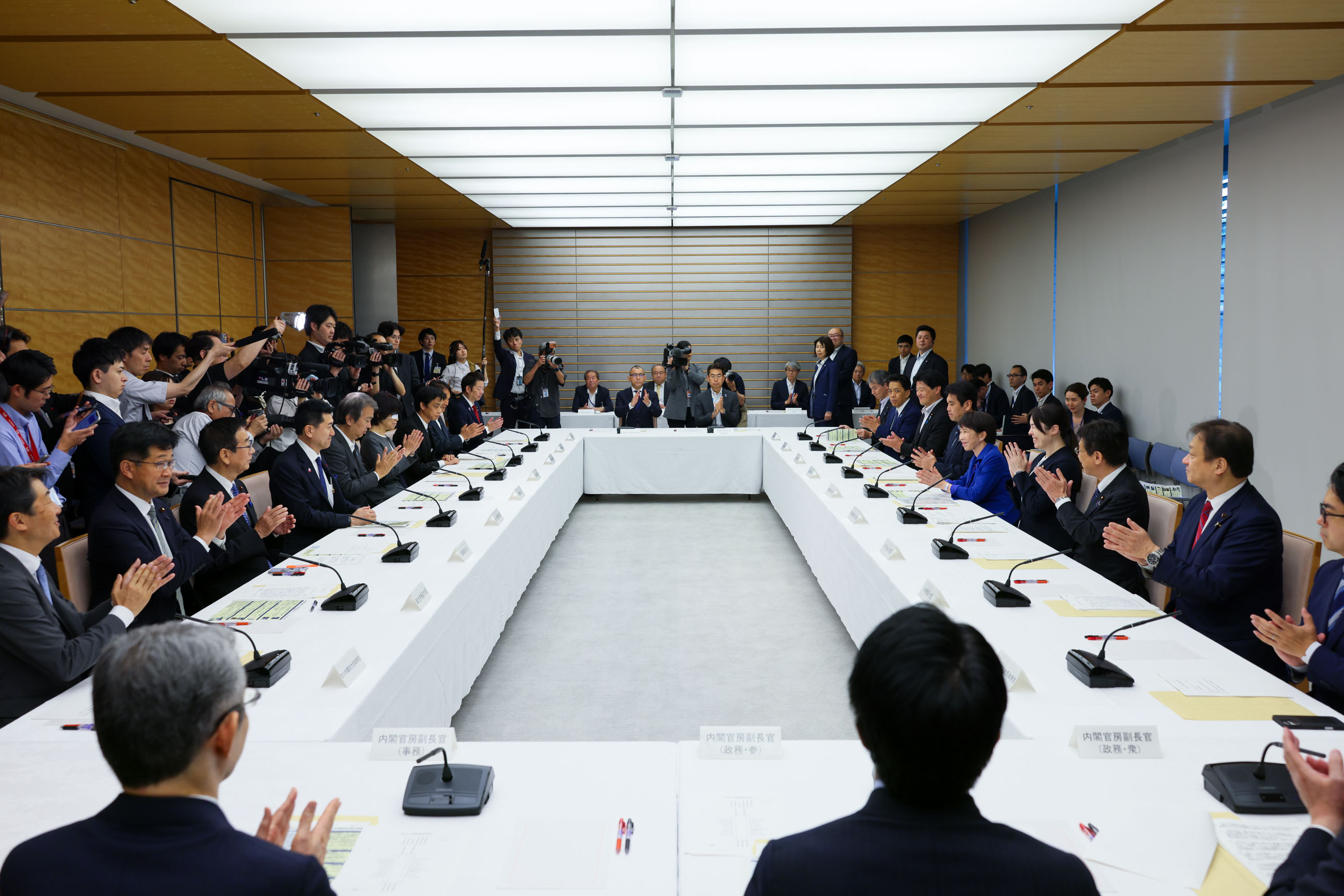 会議のまとめを行う高市総理４