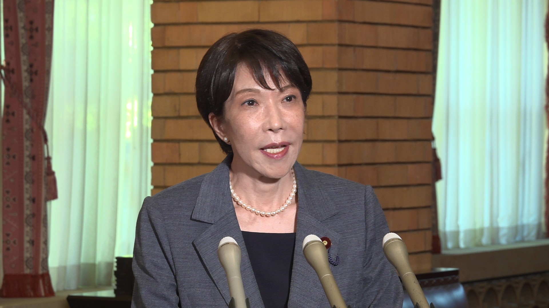 記者の質問に答える高市総理