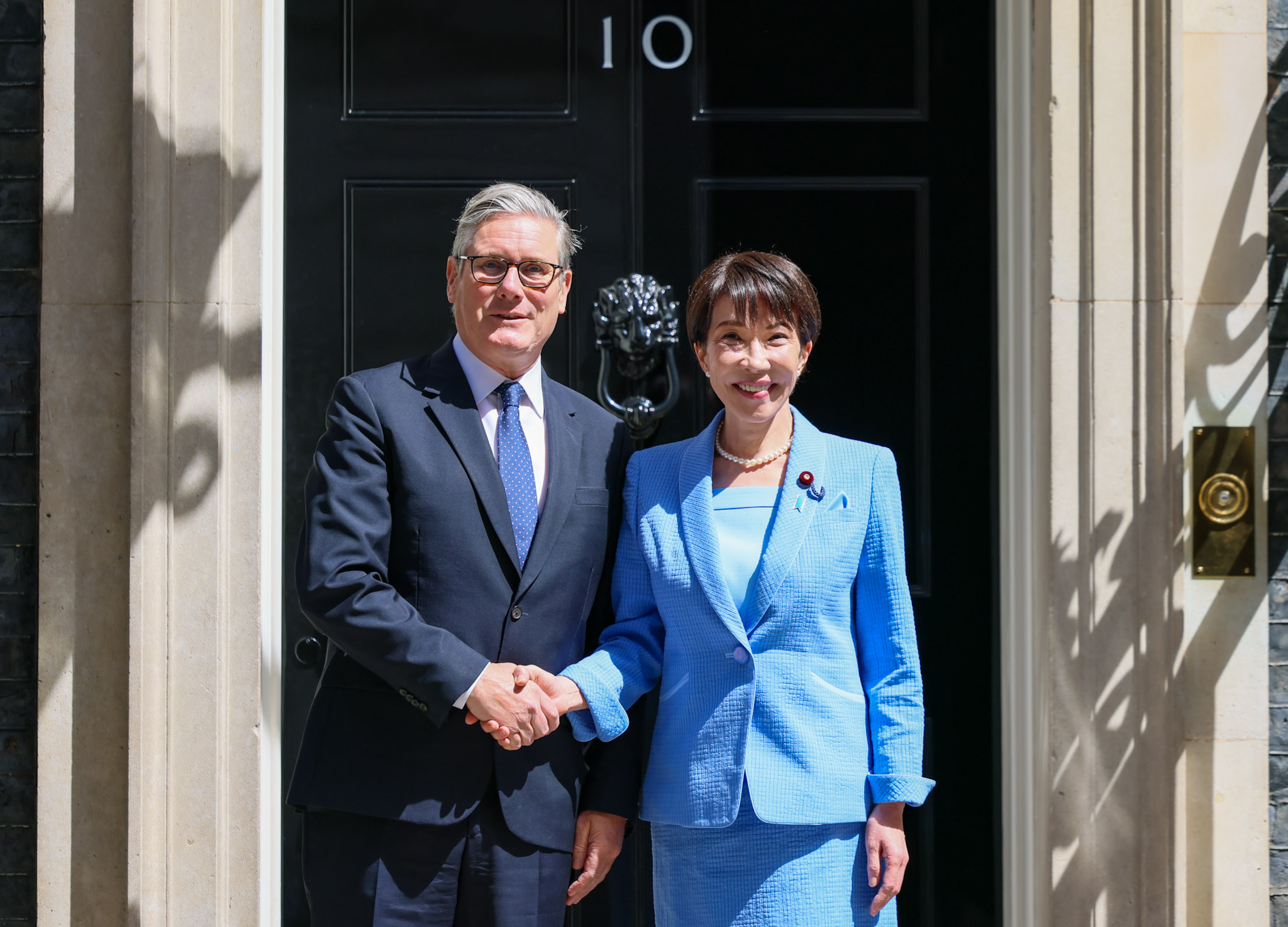スターマー首相の出迎えを受ける高市総理３