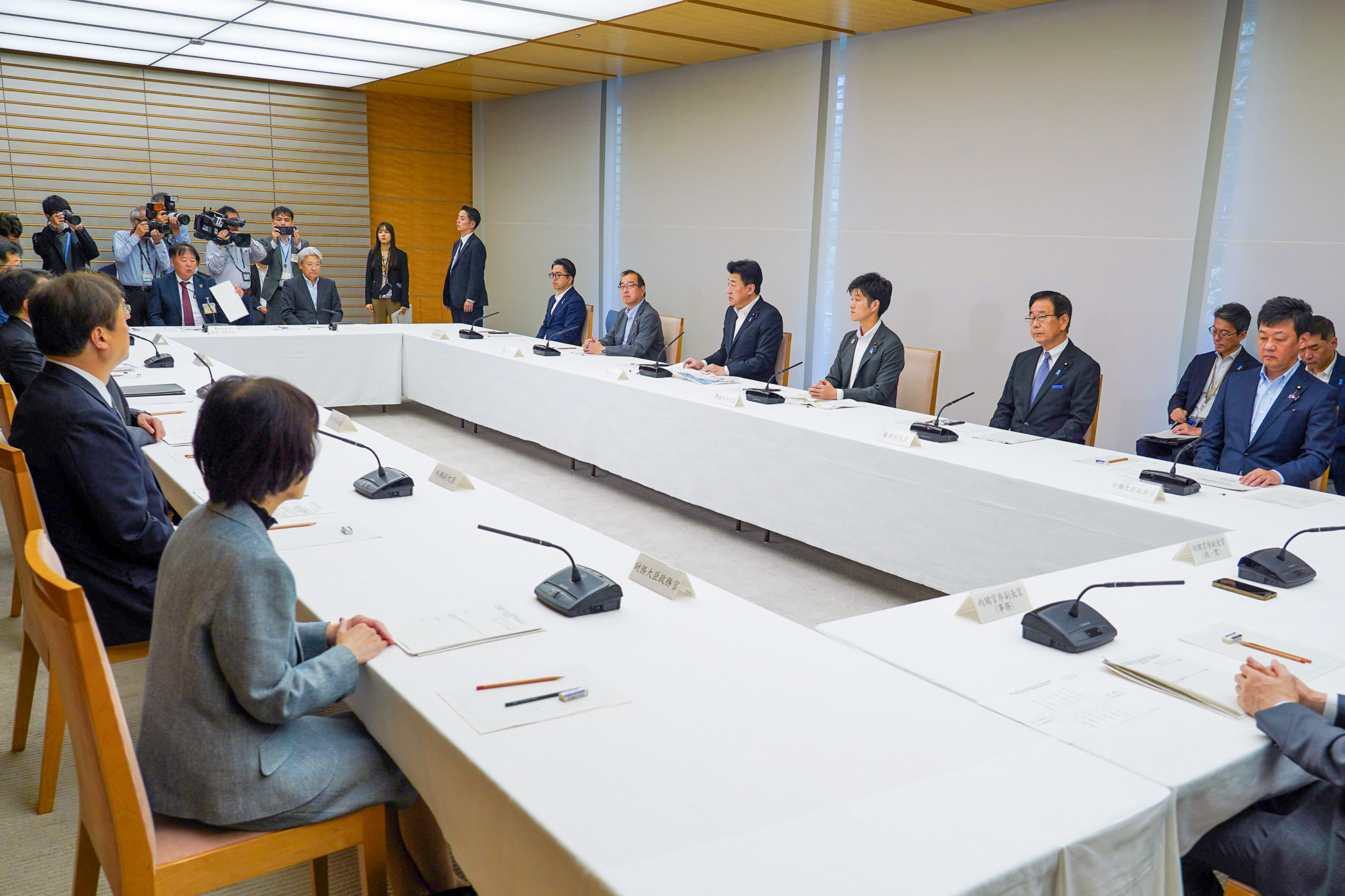 会議のまとめを行う木原官房長官２