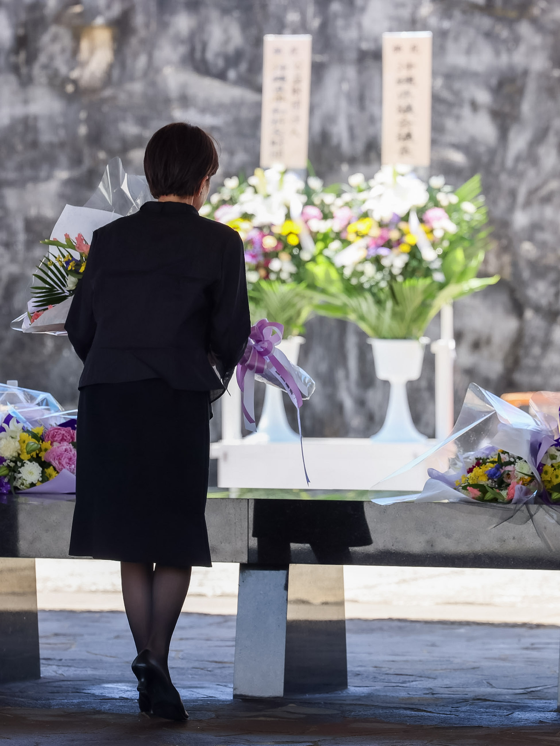 国立沖縄戦没者墓苑に献花する高市総理１