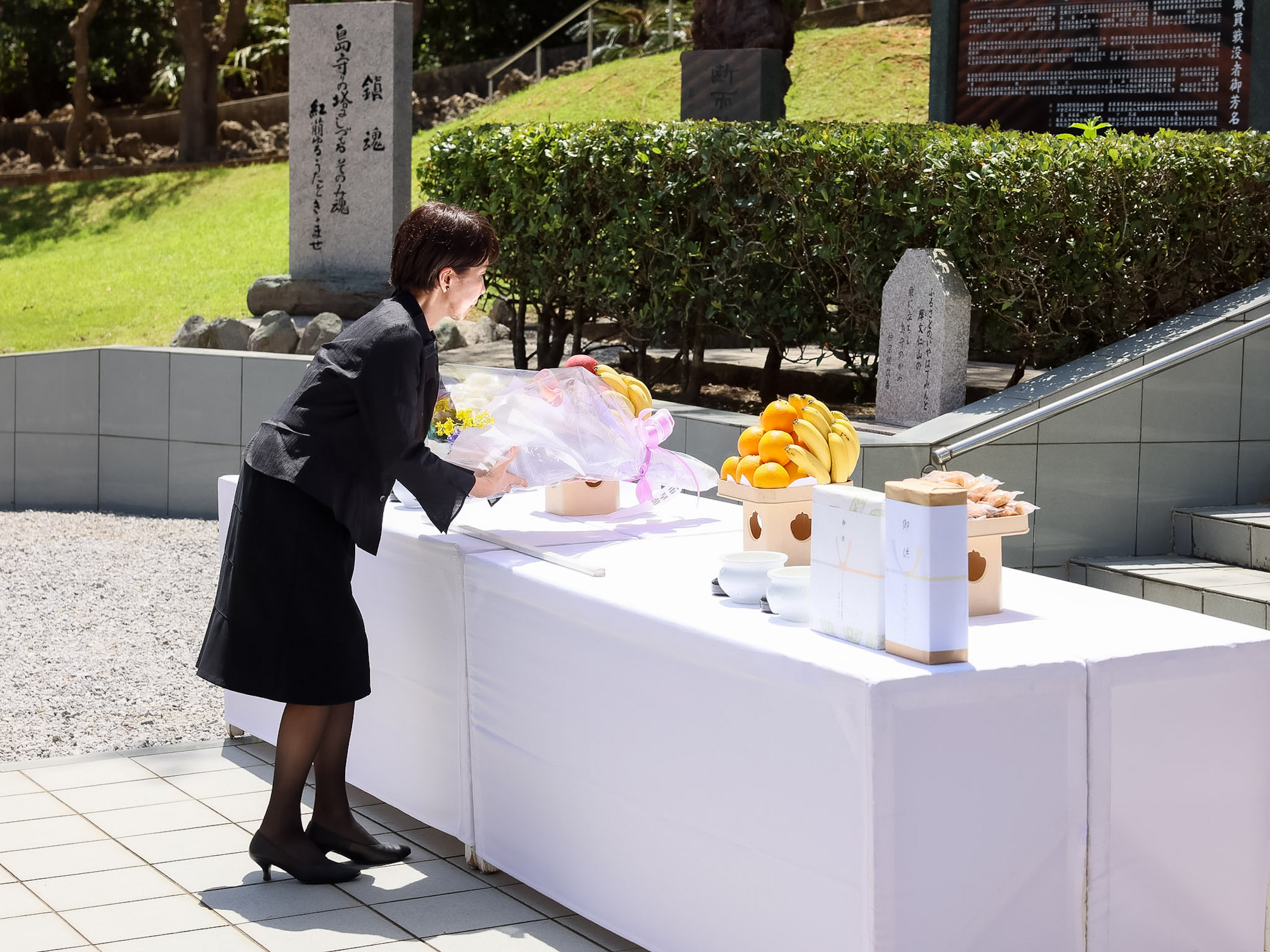 島守の塔に献花する高市総理１