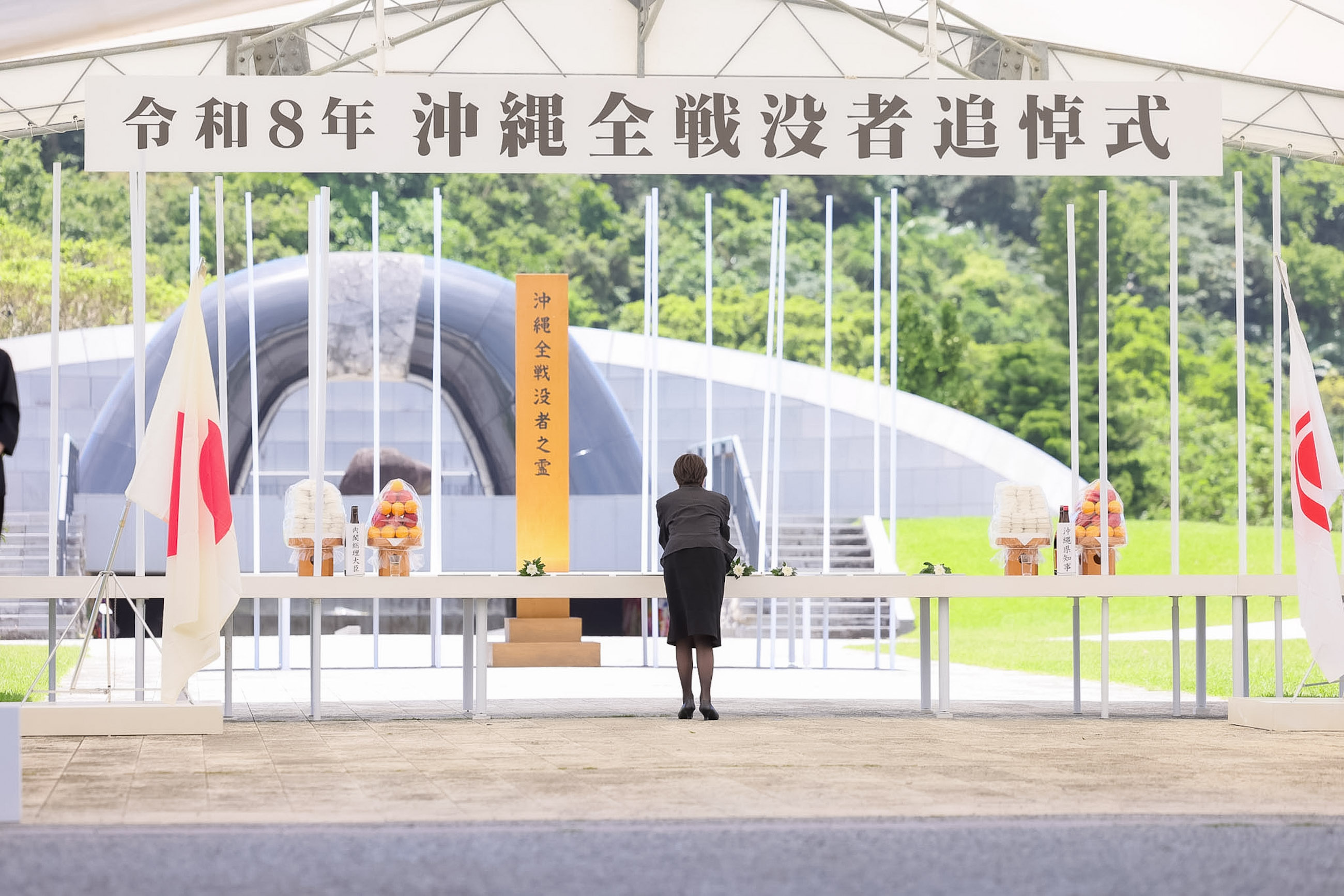 追悼式で献花する高市総理３