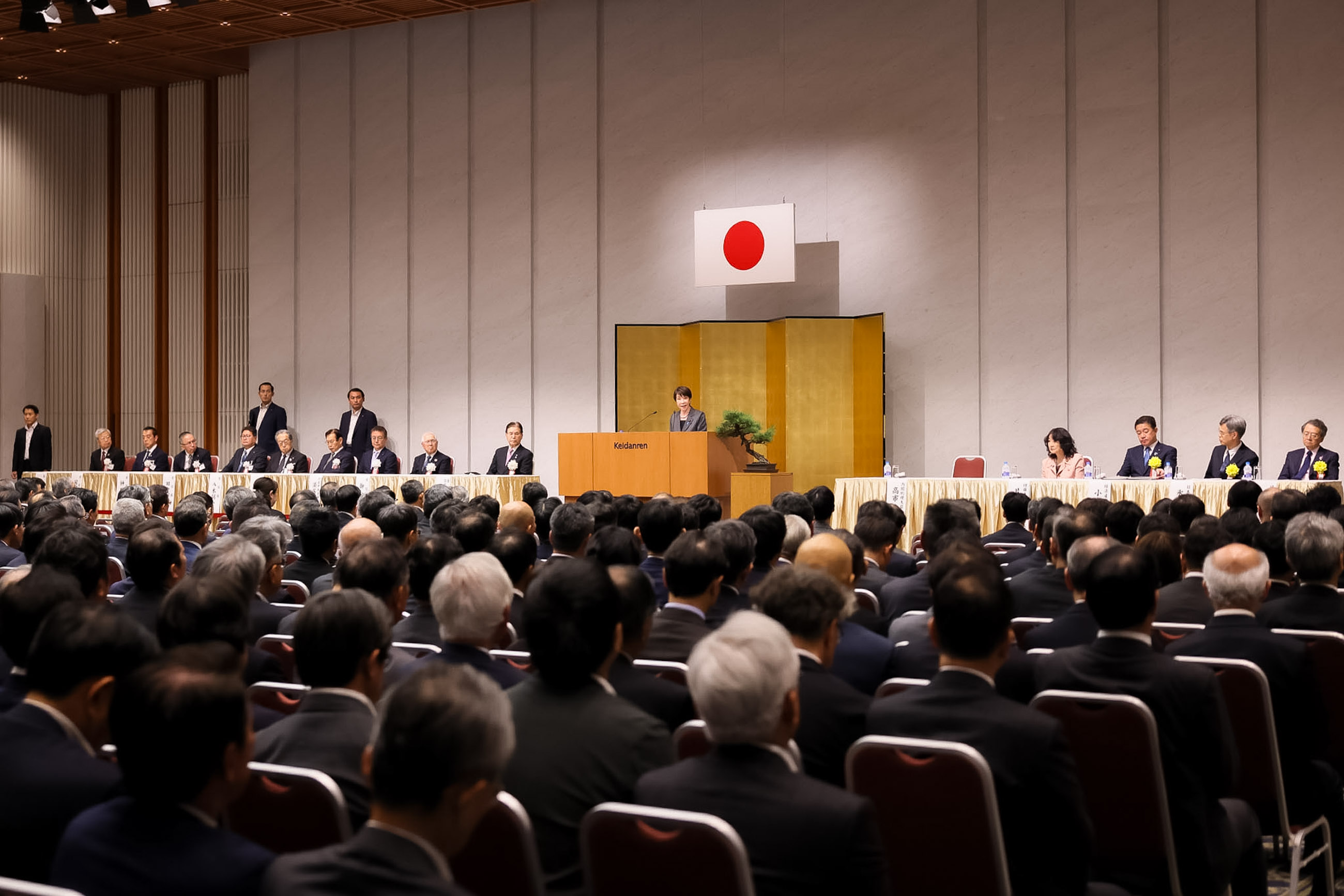 挨拶する高市総理２