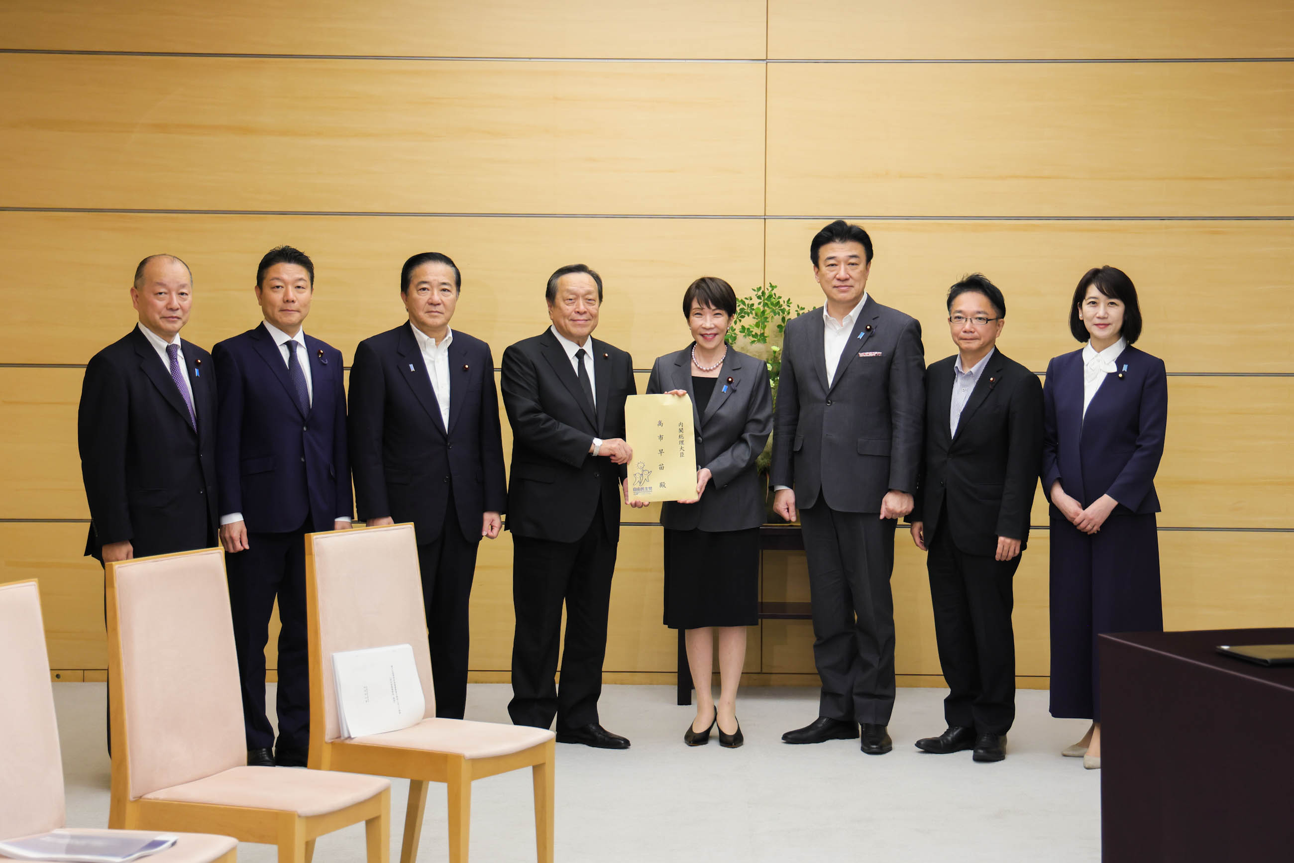 提言を受け取る高市総理１