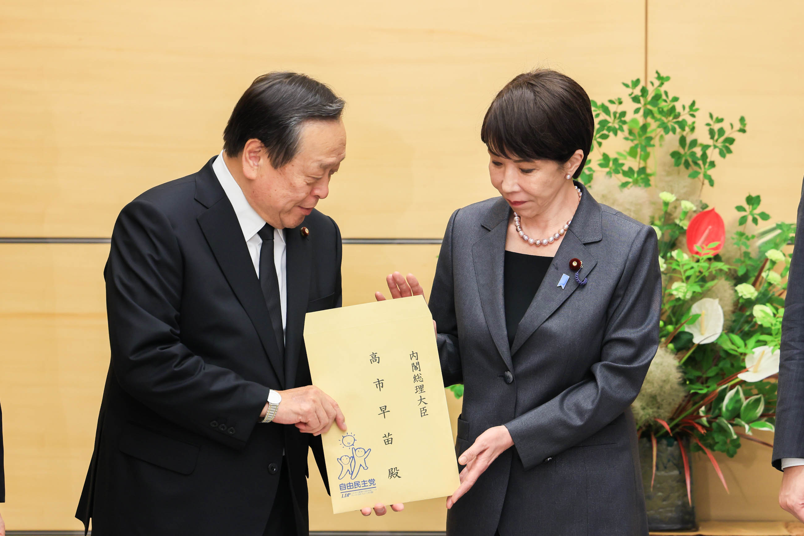 提言を受け取る高市総理３