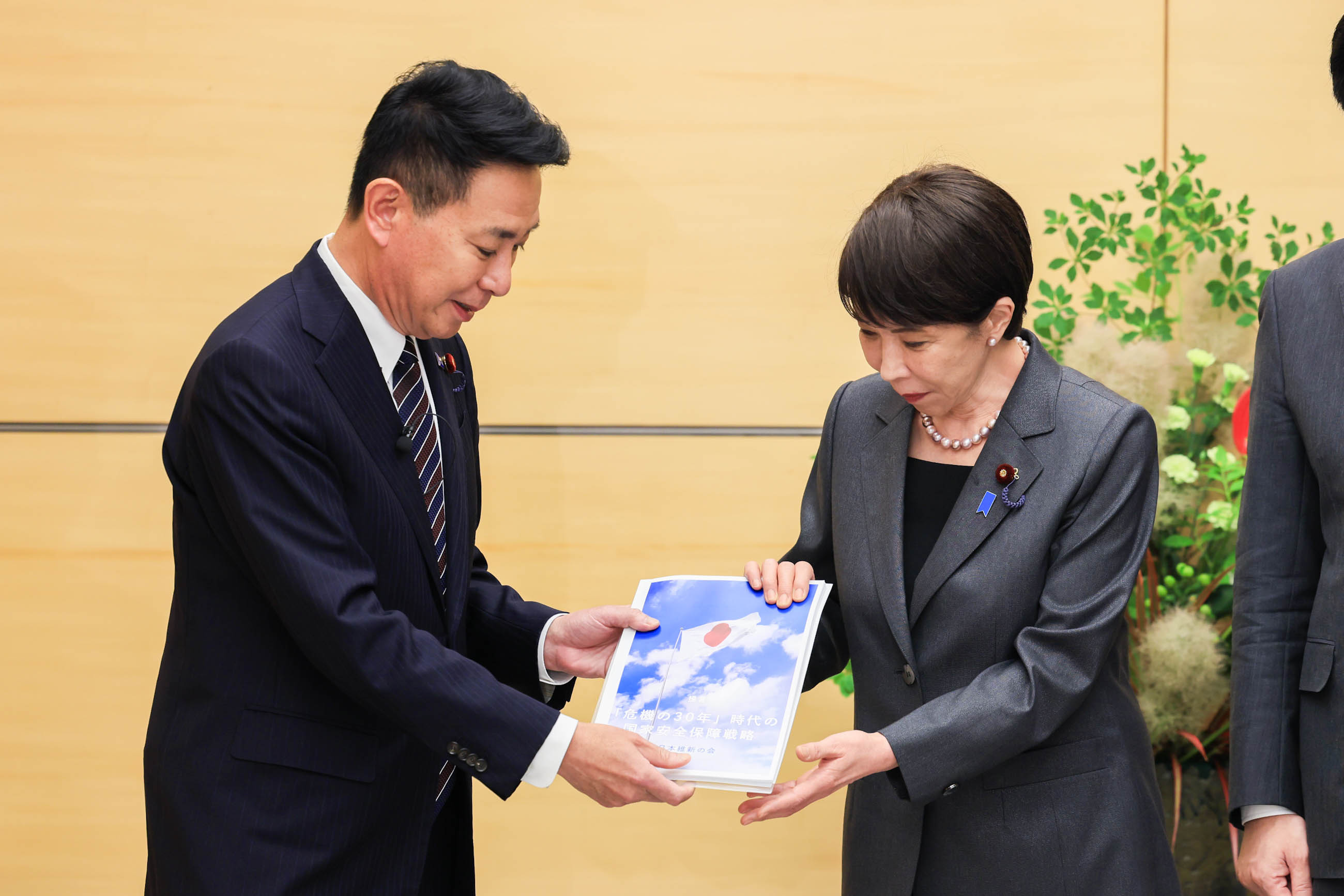 提言を受け取る高市総理４