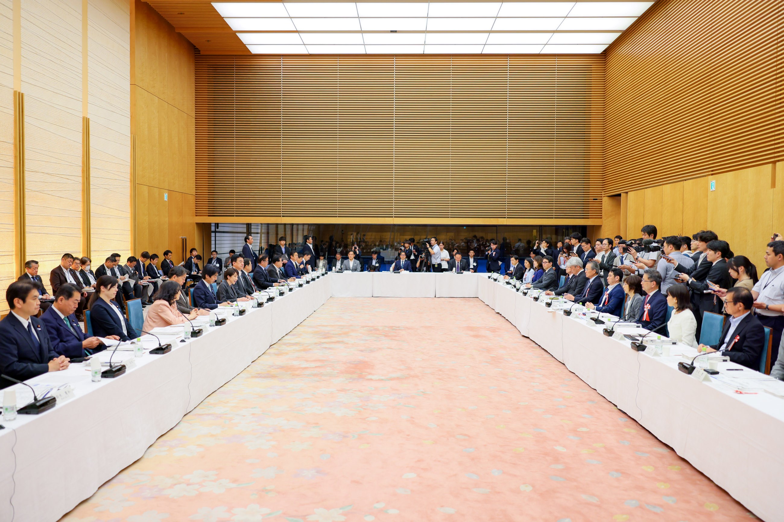 会議のまとめを行う高市総理３