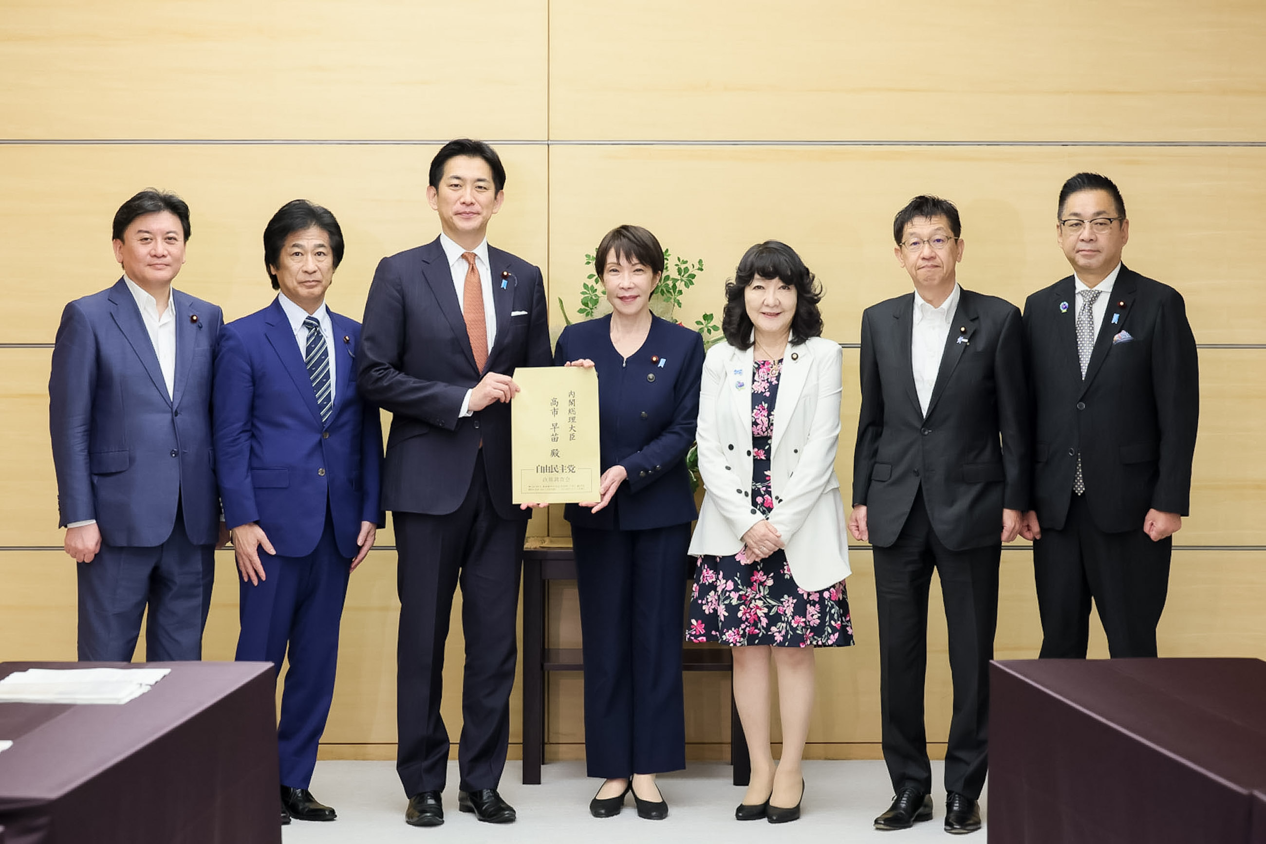 提言を受け取る高市総理１