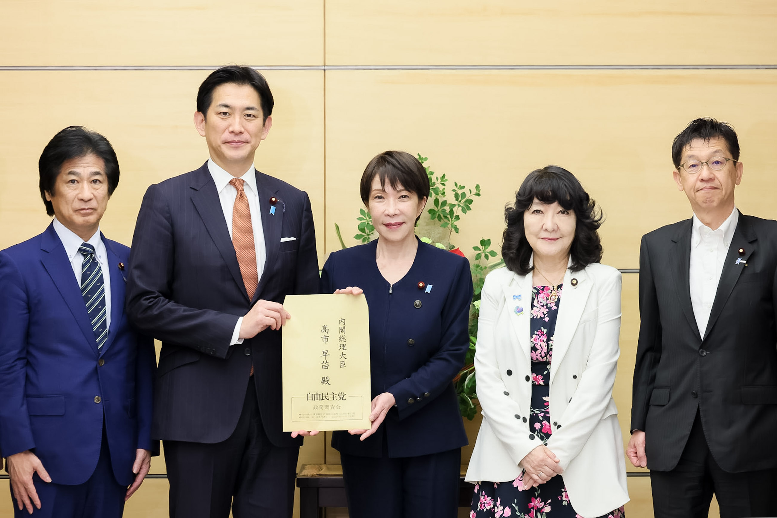 提言を受け取る高市総理２
