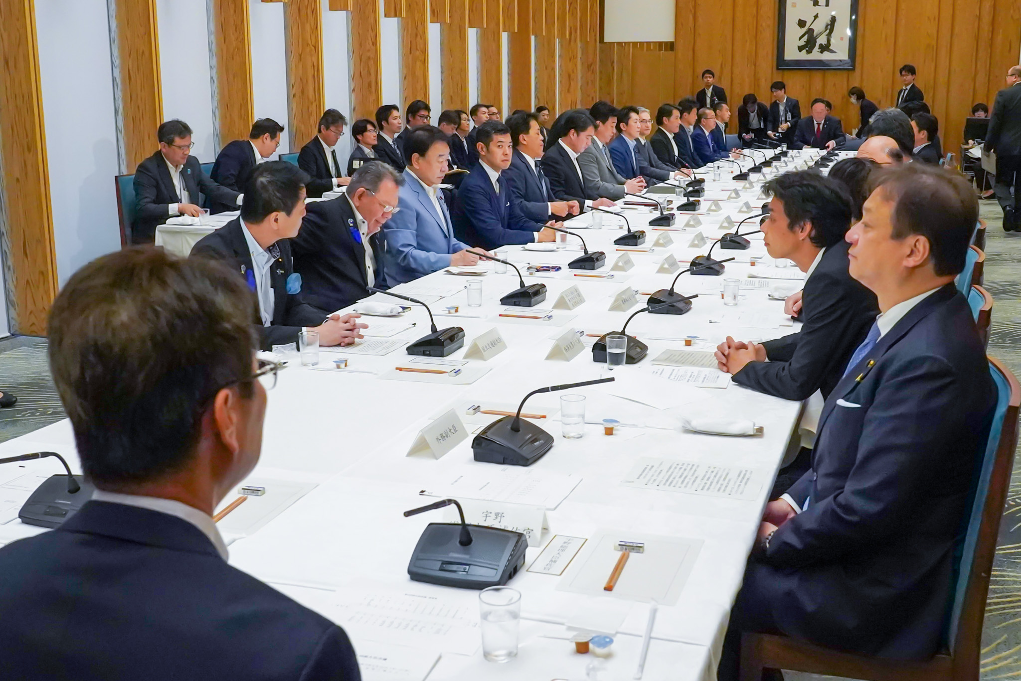 会議に臨む木原官房長官２