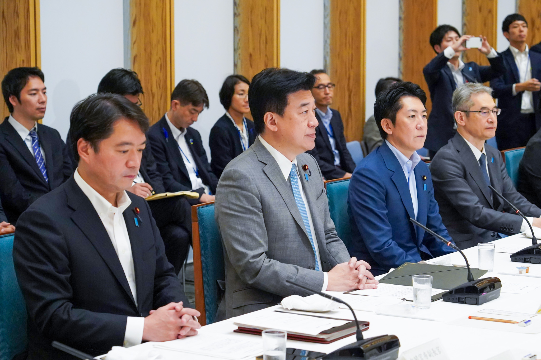 会議に臨む木原官房長官３
