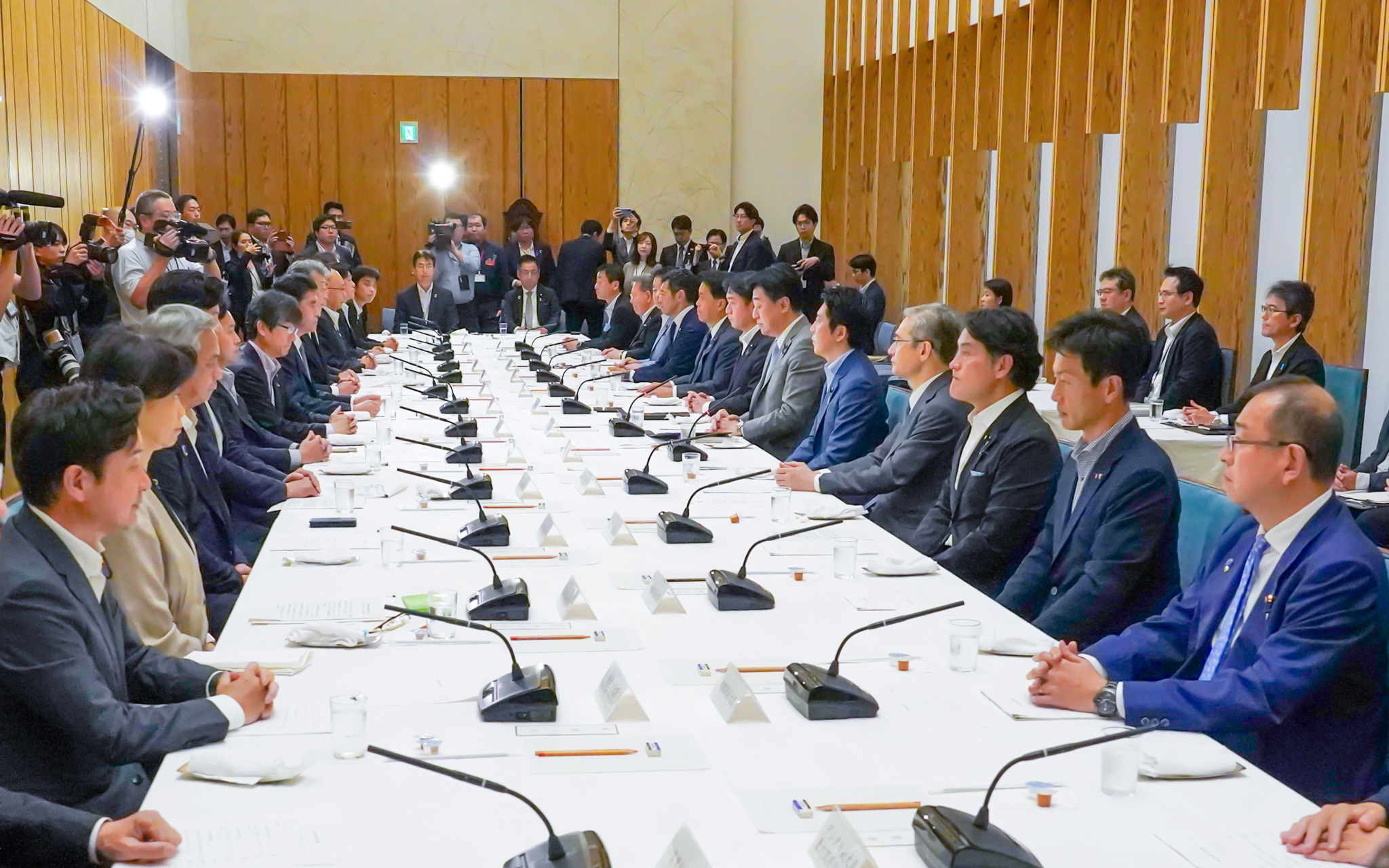 会議に臨む木原官房長官４
