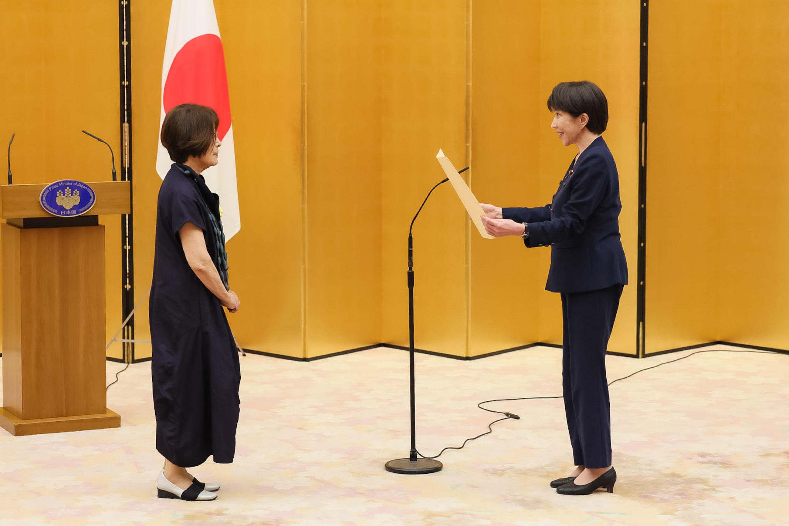 表彰状を授与する高市総理１