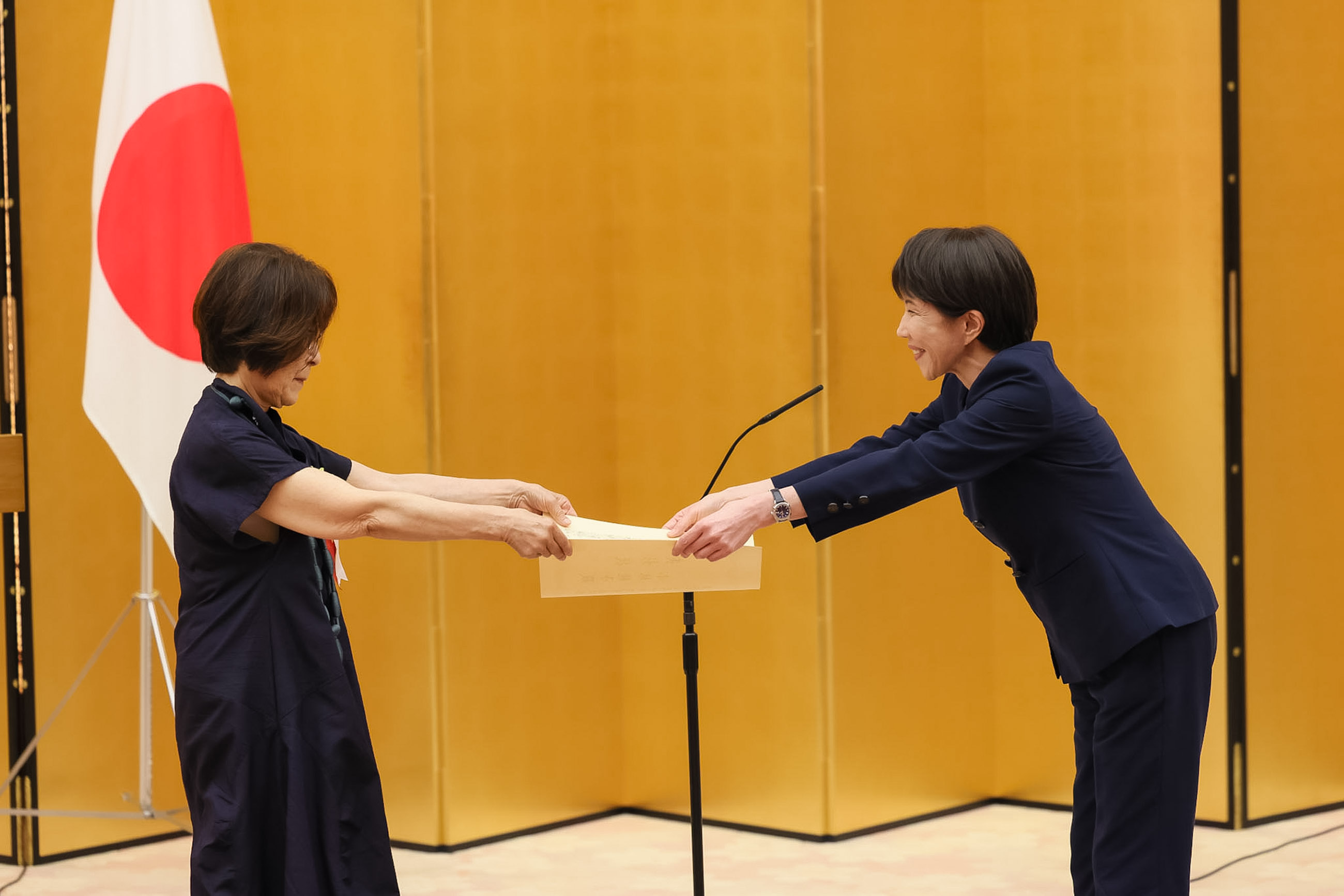 表彰状を授与する高市総理２