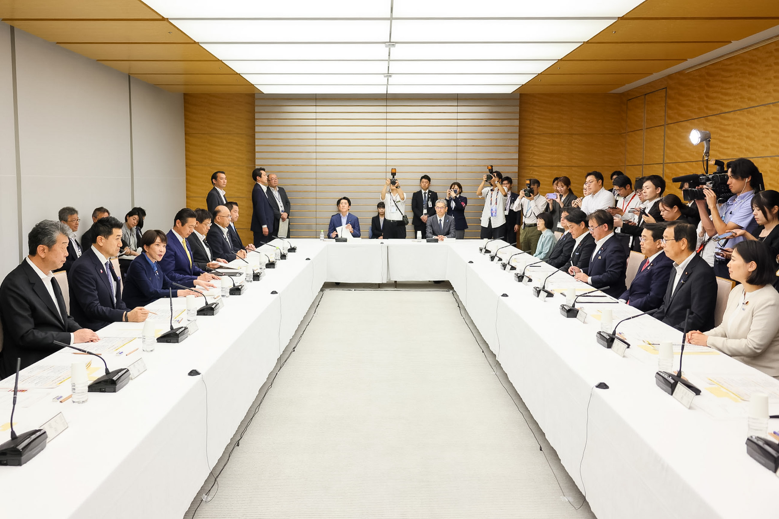 会議のまとめを行う高市総理２