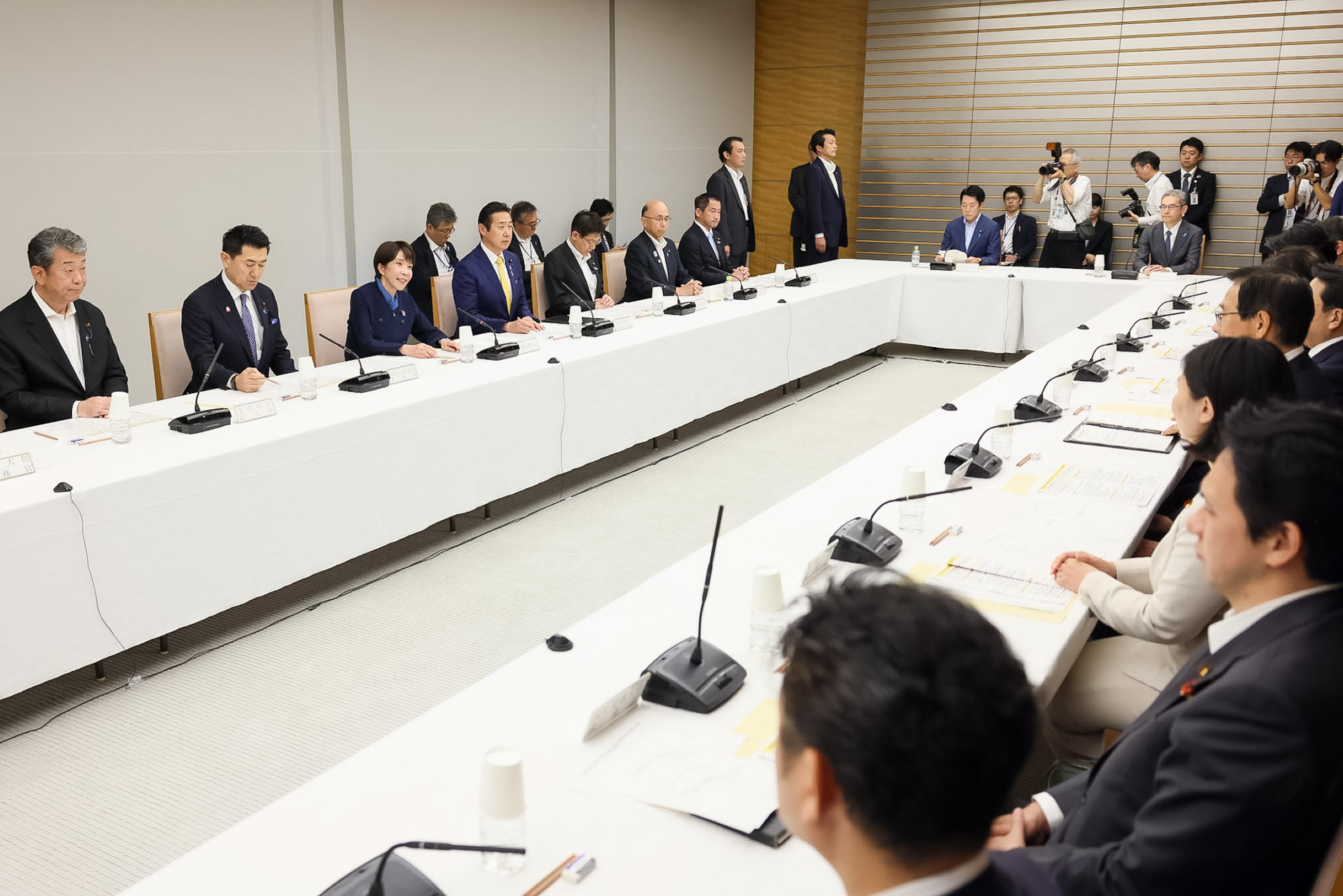 会議のまとめを行う高市総理３